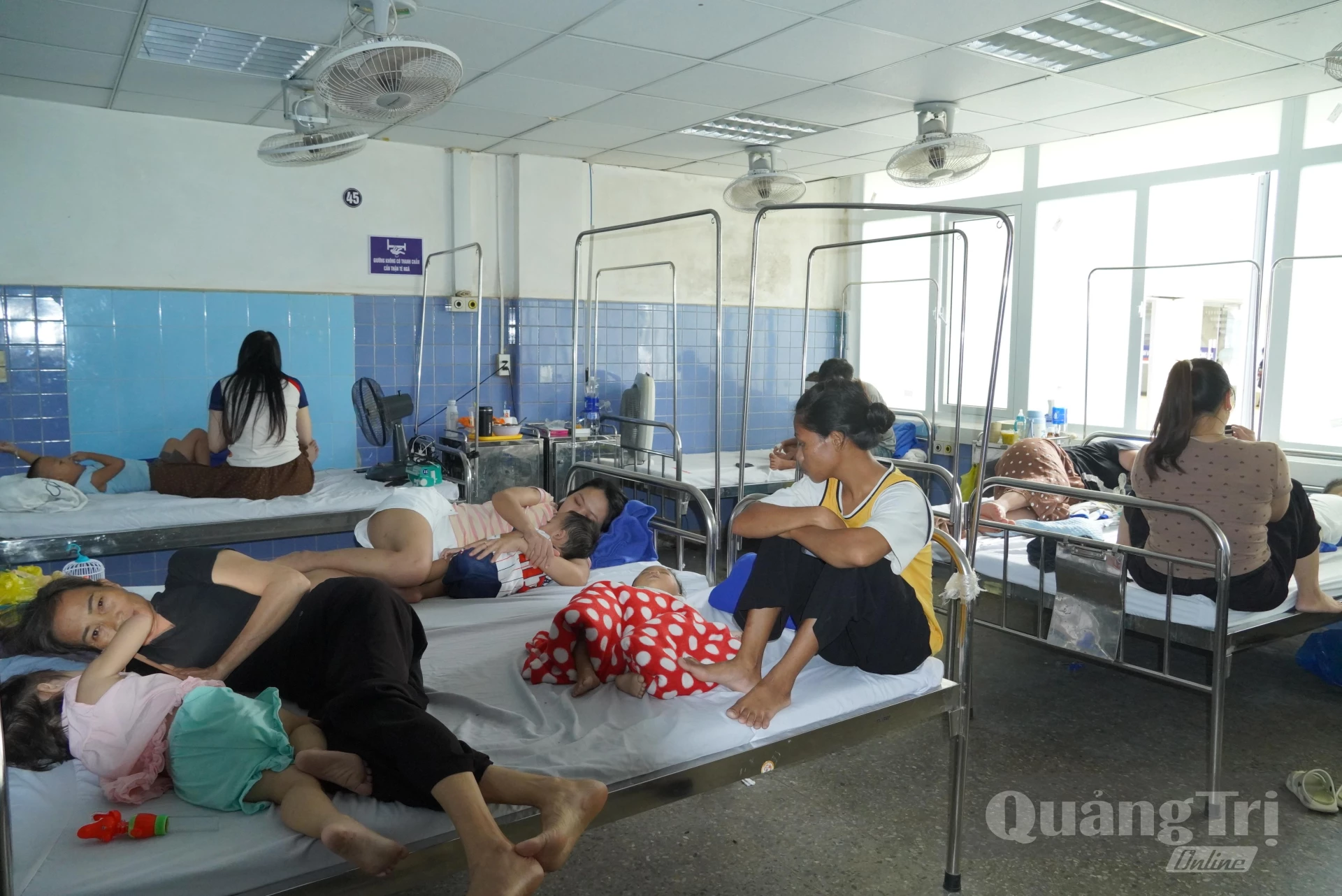 Có những thời điểm, Khoa Nhi, Bệnh viện hữu nghị Việt Nam-Cuba Đồng Hới quá tải, bệnh nhân phải nằm ghép giường-Ảnh: HL