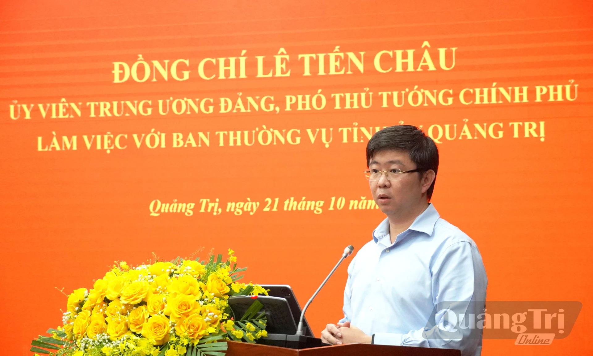Đồng chí Chủ tịch UBND tỉnh Bùi Hoàng Phương báo cáo tình hình thực hiện nhiệm vụ 9 tháng năm 2026 - Ảnh: X.P