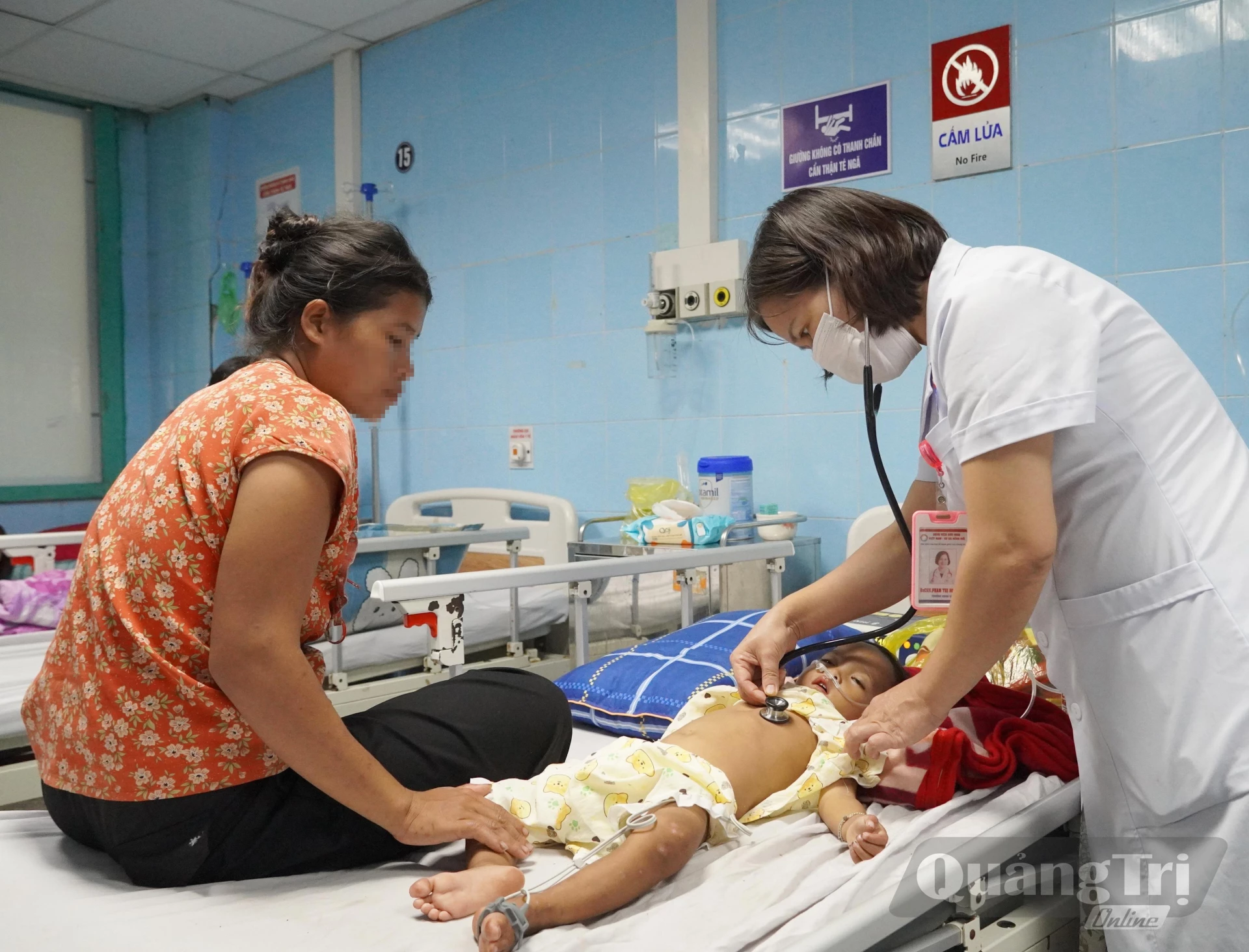 Tạo áp lực trong công tác chăm sóc, điều trị tại các cơ sở khám, chữa bệnh-Ảnh: HL