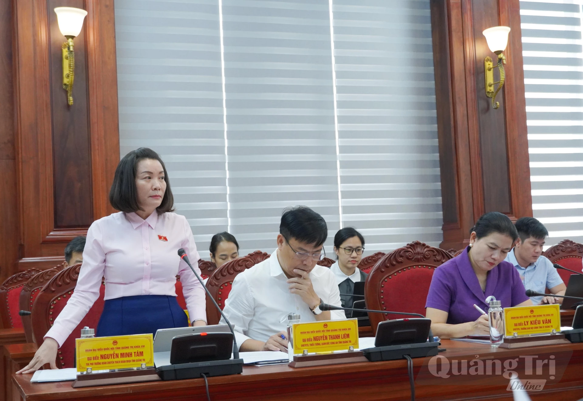 Thay mặt Đoàn ĐBQH tỉnh, đồng chí Nguyễn Minh Tâm,  Phó Trưởng Đoàn chuyên trách trình bày dự kiến nội dung, chương trình kỳ họp thứ Hai, Quốc hội khóa XVI-Ảnh: HL