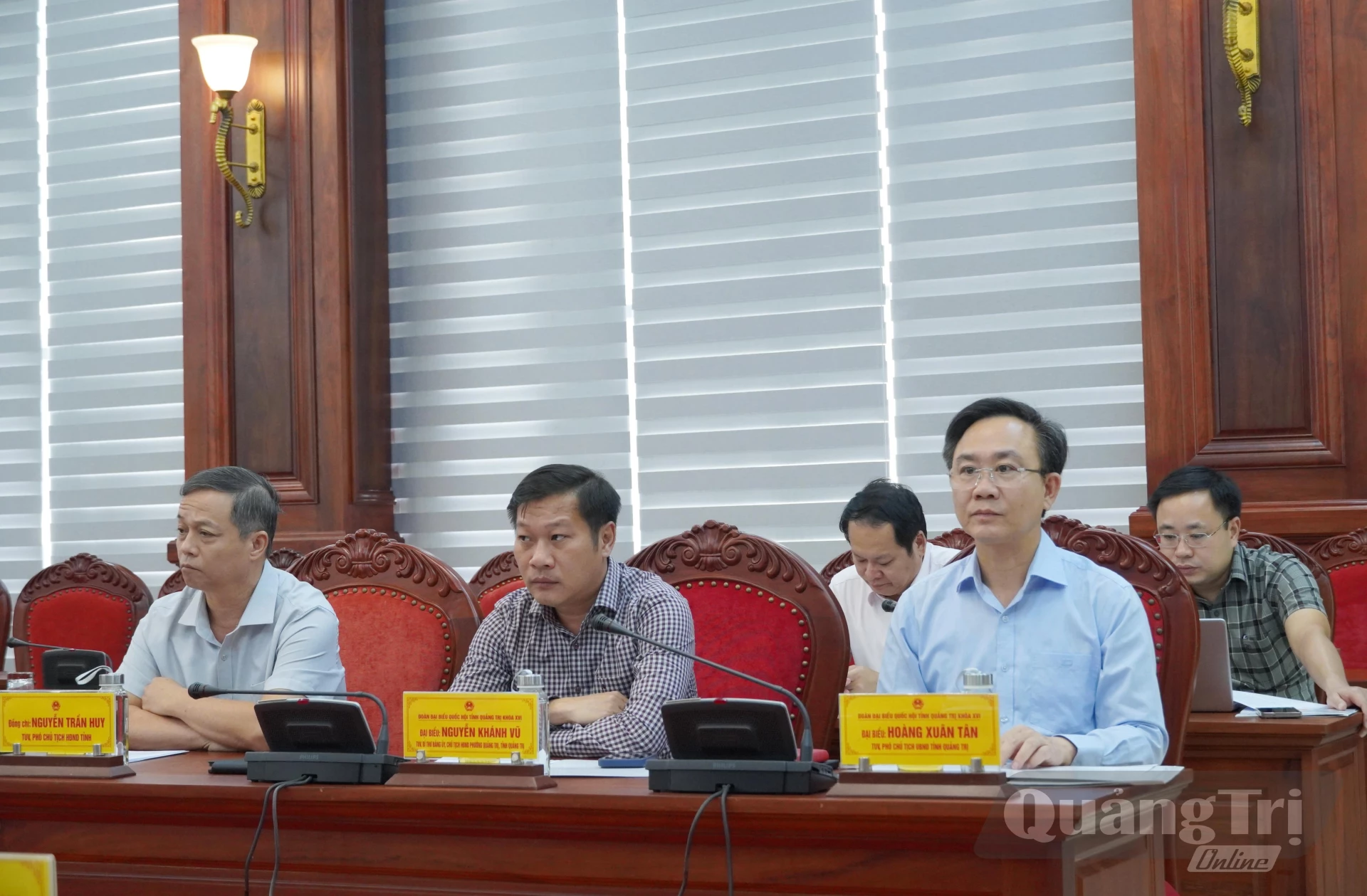 Thay mặt Đoàn ĐBQH tỉnh, đồng chí Nguyễn Minh Tâm,  Phó Trưởng Đoàn chuyên trách trình bày dự kiến nội dung, chương trình kỳ họp thứ Hai, Quốc hội khóa XVI-Ảnh: HL