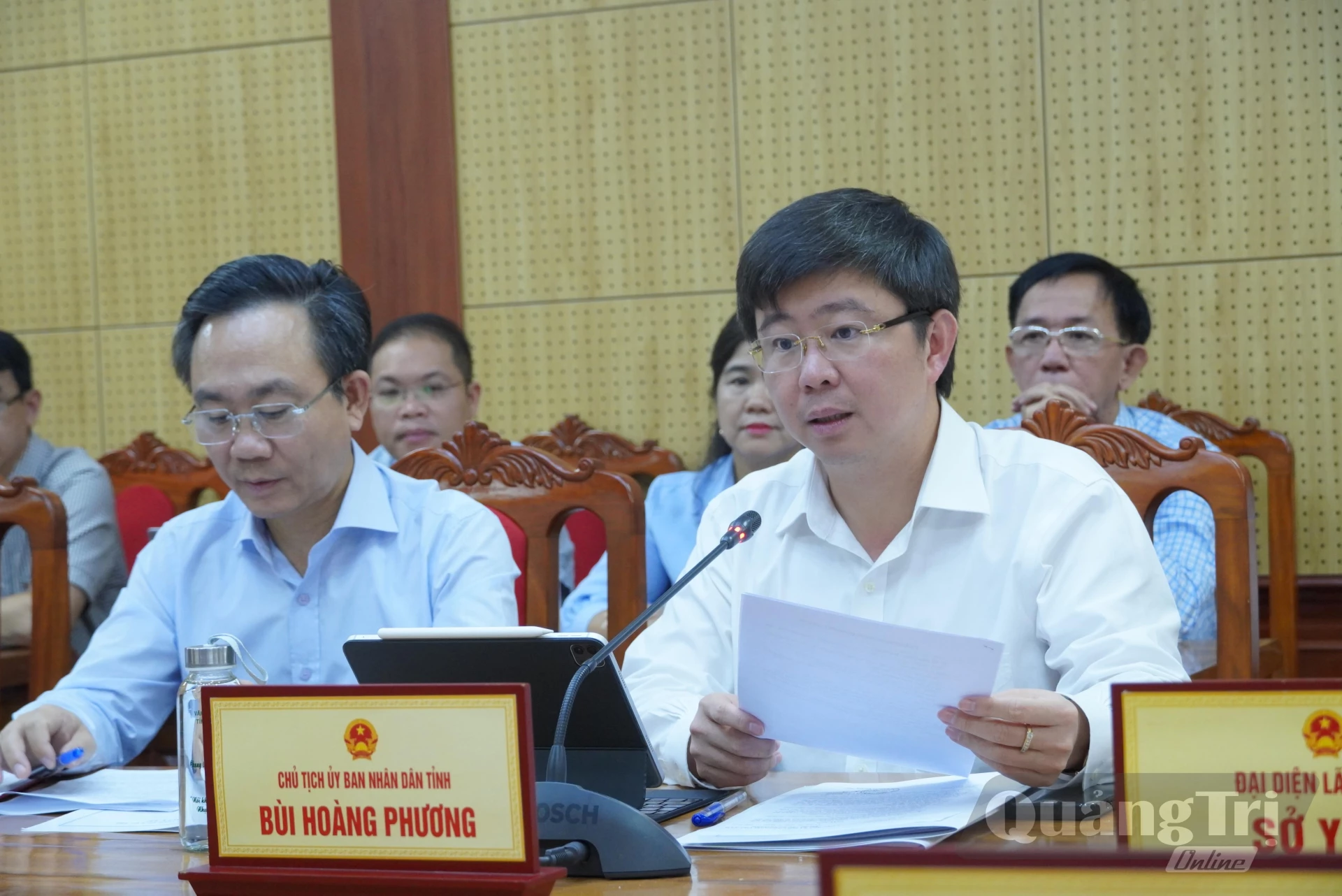 Đồng chí Bùi Hoàng Phương, Chủ tịch UBND tỉnh chủ trì buổi làm việc-Ảnh: HL