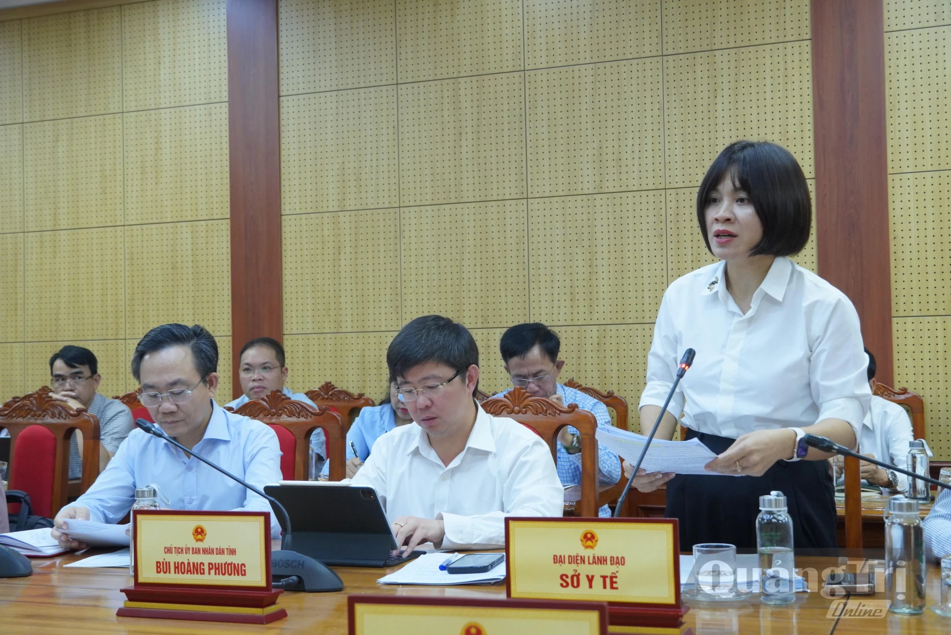 Đại diện lãnh đạo Sở Y tế báo cáo về thực trạng hệ thống y tế tỉnh và nhu cầu phát triển trong thời gian tới-Ảnh: HL
