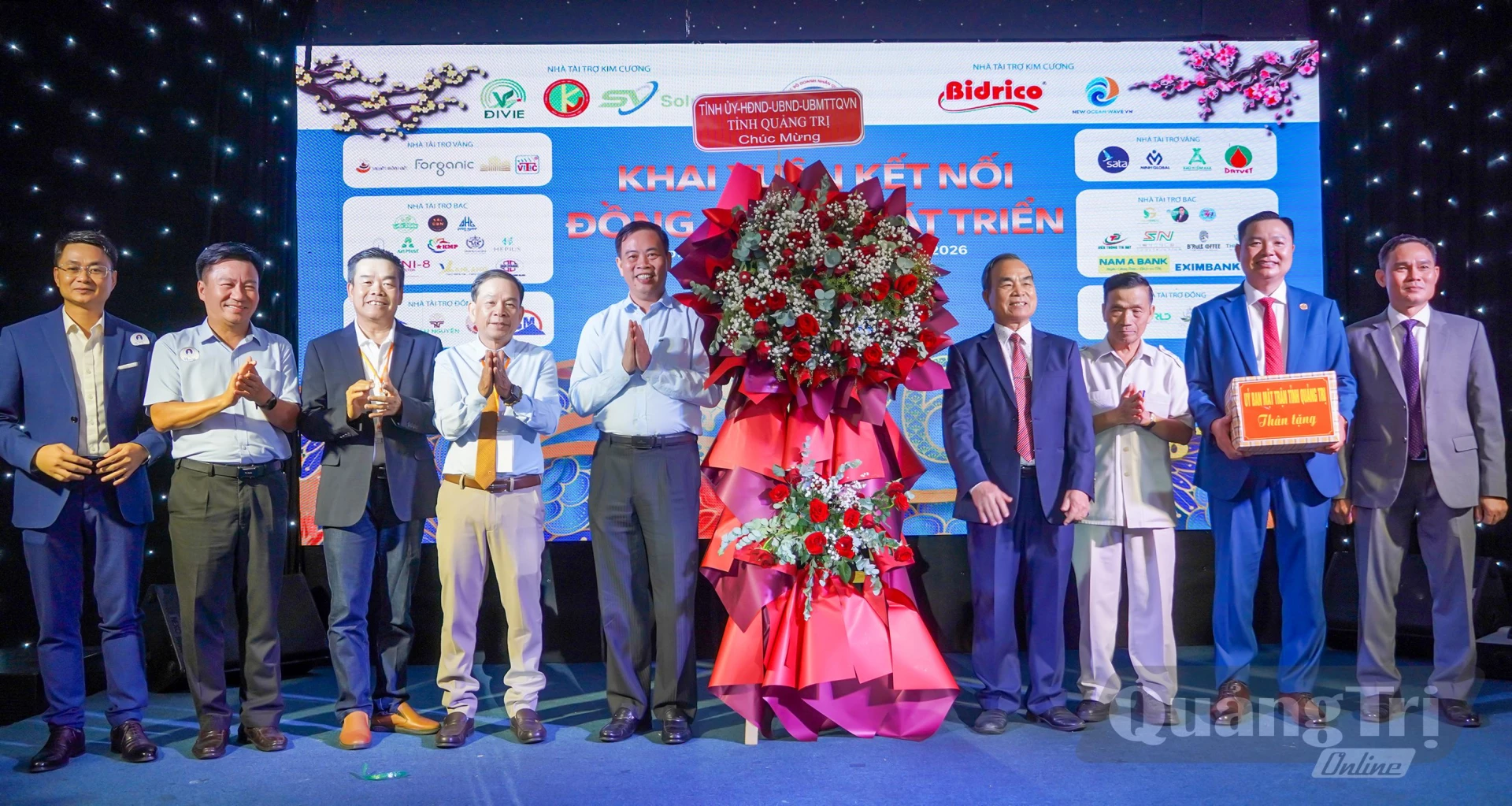 Các đồng chí lãnh đạo tỉnh tặng hoa cho Câu lạc bộ Doanh nhân Quảng Trị tại TP. Hồ Chí Minh - Ảnh: N.H