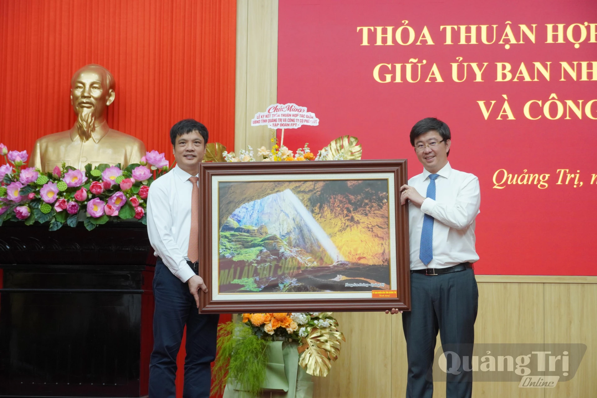 Đồng chí Bùi Hoàng Phương, Chủ tịch UBND tỉnh tặng quà lưu niệm cho Công ty Cổ phần FPT - Ảnh: HL