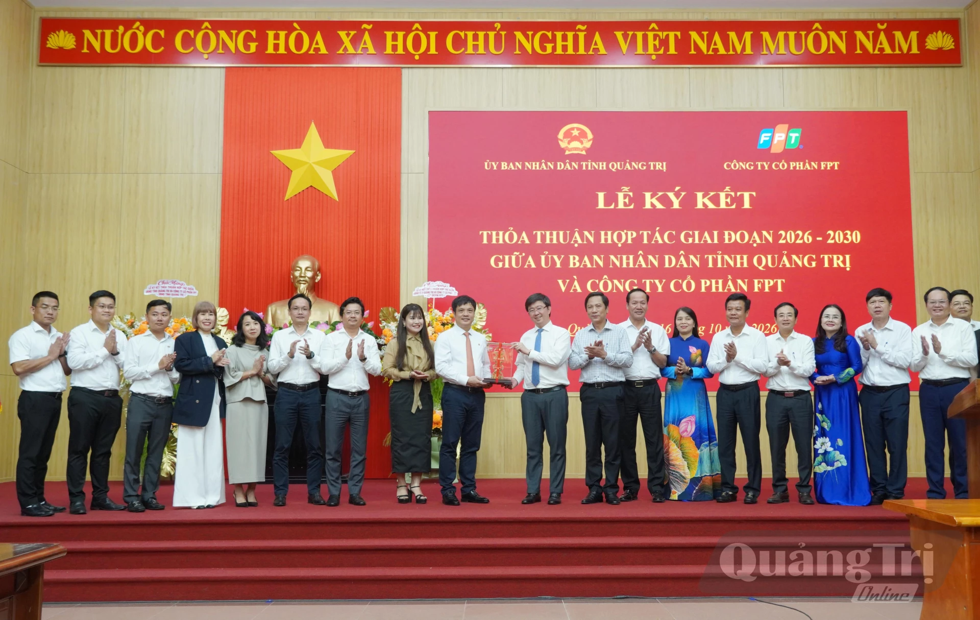 Đại diện lãnh đạo Công ty cổ phần FPT tặng quà lưu niệm cho lãnh đạo UBND tỉnh Quảng Trị - Ảnh: HL