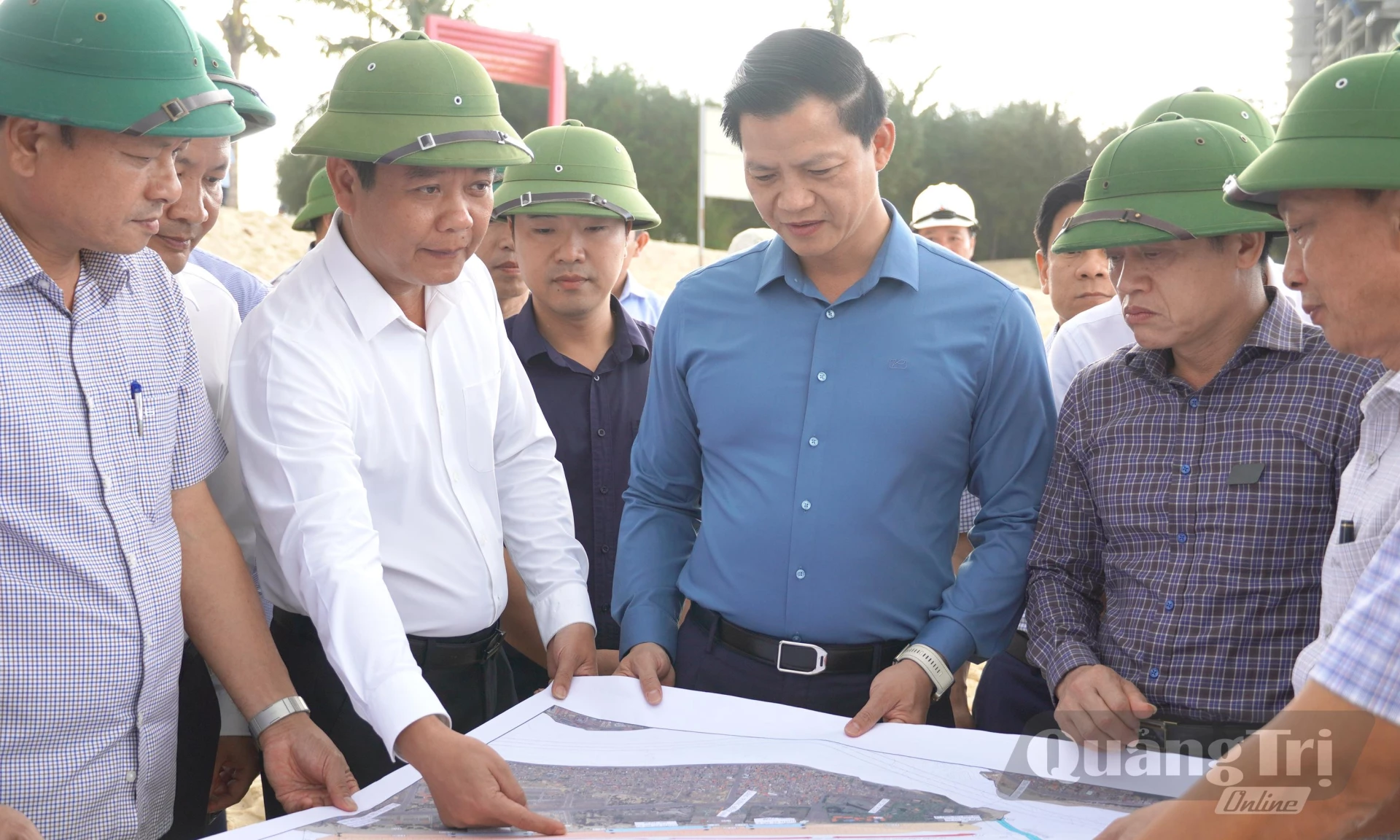 Đồng chí Bí thư Tỉnh uỷ Vương Quốc Tuấn kiểm tra tình hình sạt lở khu vực kè biển Bảo Ninh - Ảnh: X.P