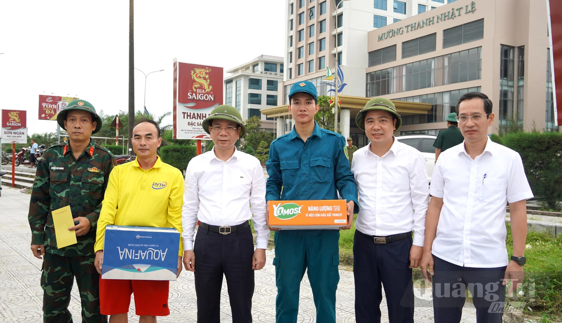 Đồng chí Phan Mạnh Hùng, Bí thư Đảng ủy phường Đồng Hới tặng quà động viên các lực lượng chức năng phường đã hỗ trợ các hộ dân tháo dỡ công trình - Ảnh: H.Tr