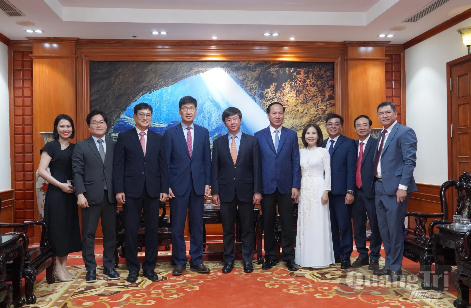 Các đại biểu chụp ảnh lưu niệm - Ảnh: HL