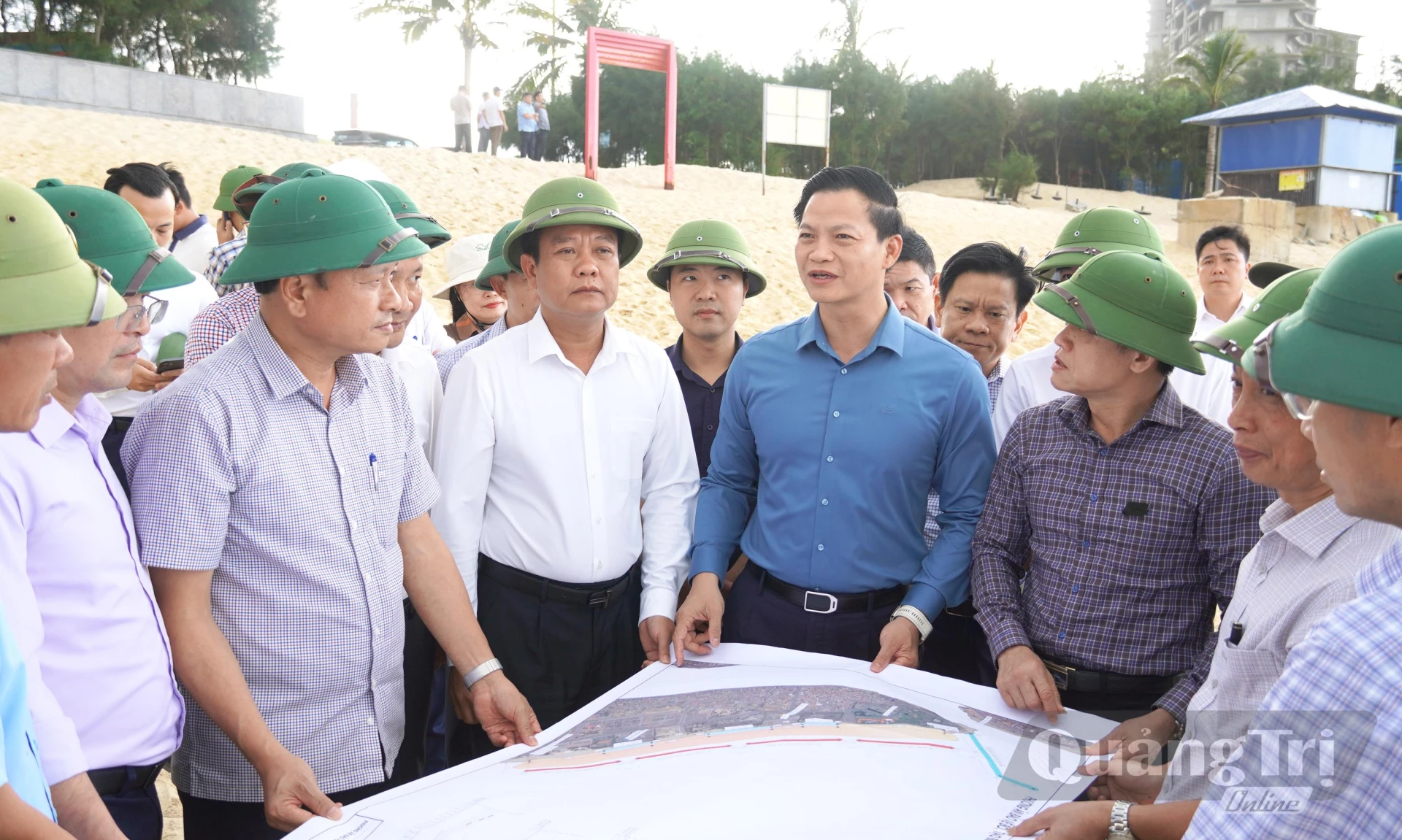 Đồng chí Bí thư Tỉnh uỷ Vương Quốc Tuấn kiểm tra tình hình sạt lở khu vực kè biển Bảo Ninh - Ảnh: X.P