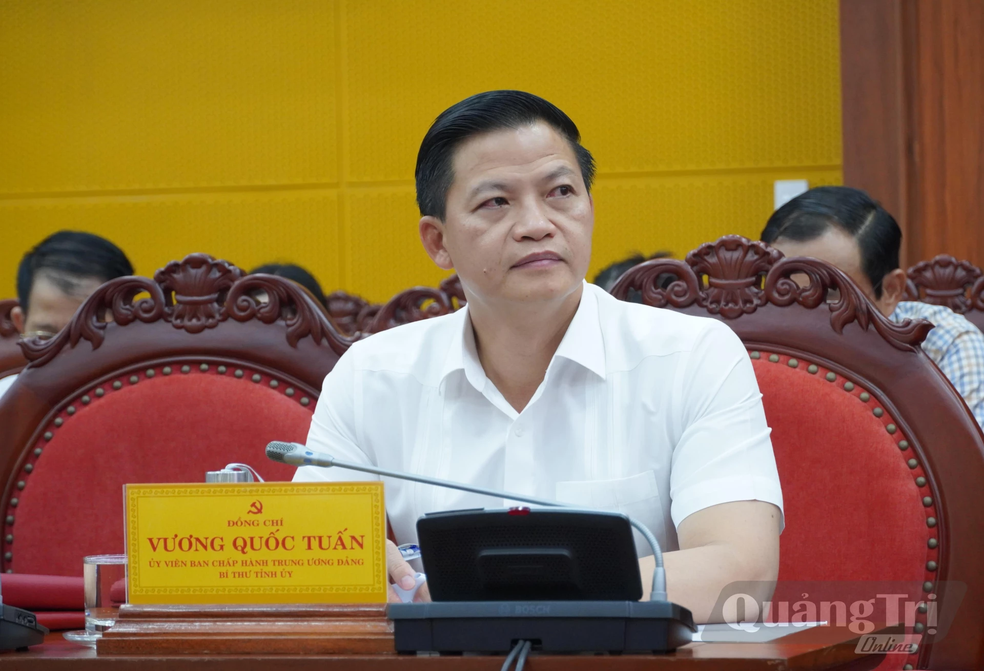 Đồng chí Vương Quốc Tuấn, Ủy viên Trung ương Đảng, Bí thư Tỉnh ủy dự hội nghị tại điểm cầu Tỉnh ủy Quảng Trị - Ảnh: HL