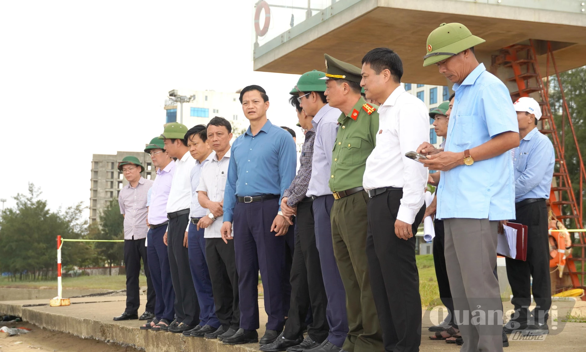Đồng chí Bí thư Tỉnh uỷ kiểm tra khu vực biển Nhật Lệ - Ảnh: X.P