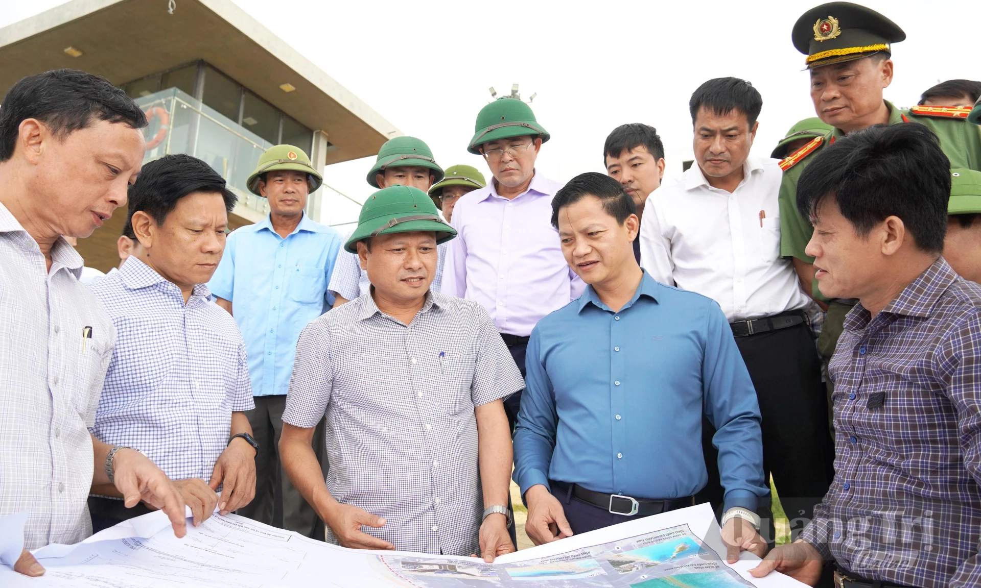 Đồng chí Bí thư Tỉnh uỷ kiểm tra khu vực biển Nhật Lệ - Ảnh: X.P