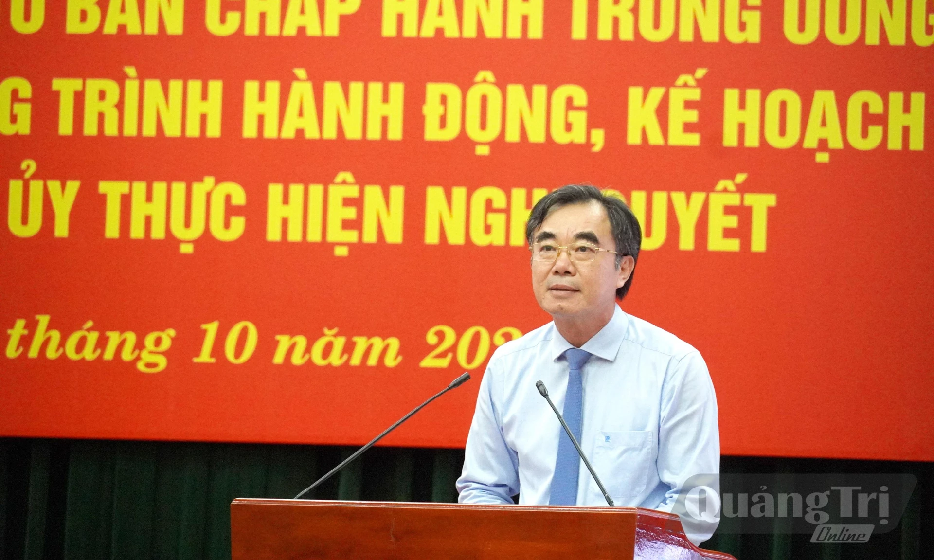 Đồng chí Nguyễn Lương Bình, Uỷ viên Ban Thường vụ, Trưởng Ban Tổ chức Tỉnh uỷ giới thiệu Chuyên đề 1 - Ảnh: X.P
