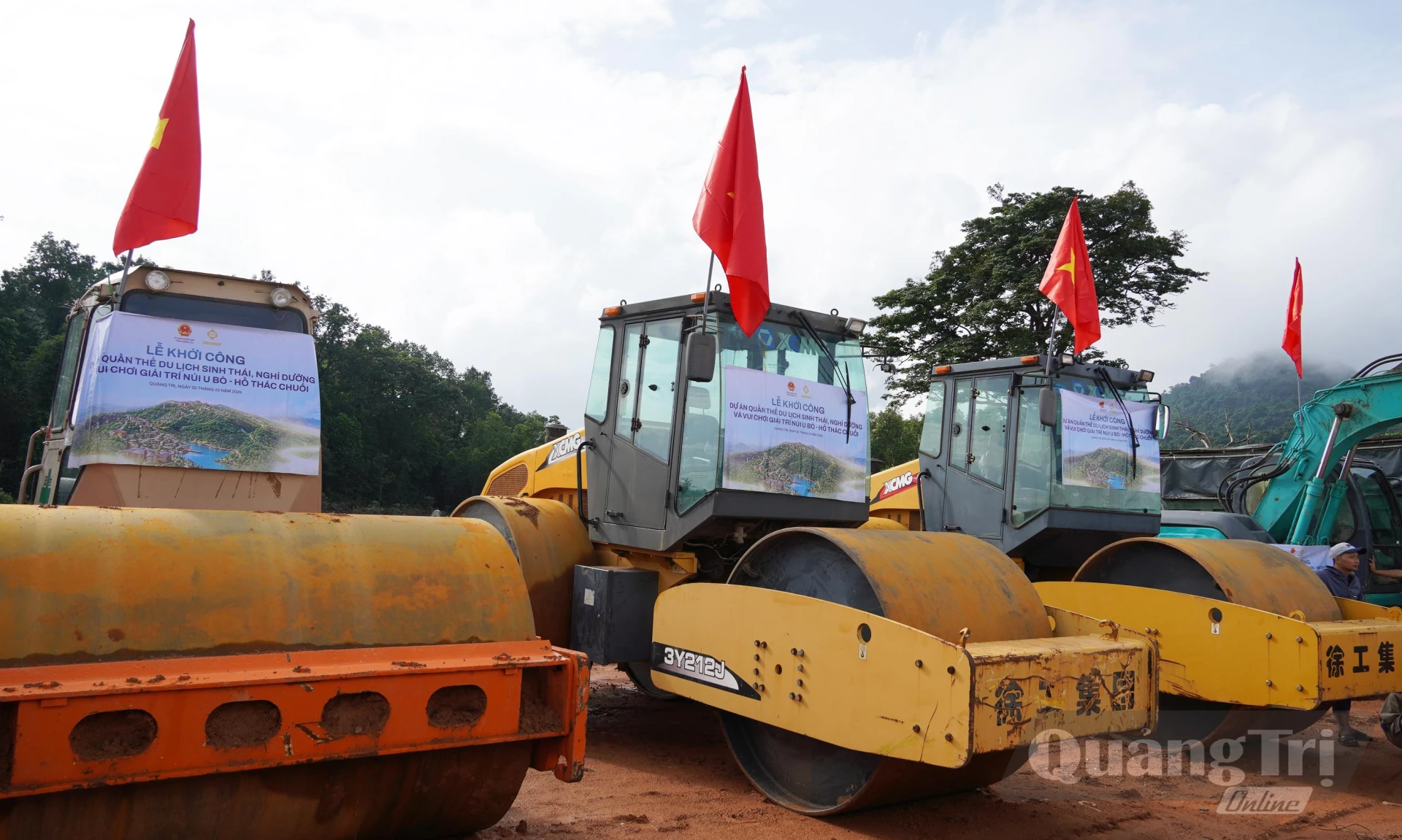 Máy móc, phương tiện được tập kết để sẵn sàng thi công ngay sau lễ khởi công - Ảnh: X.P