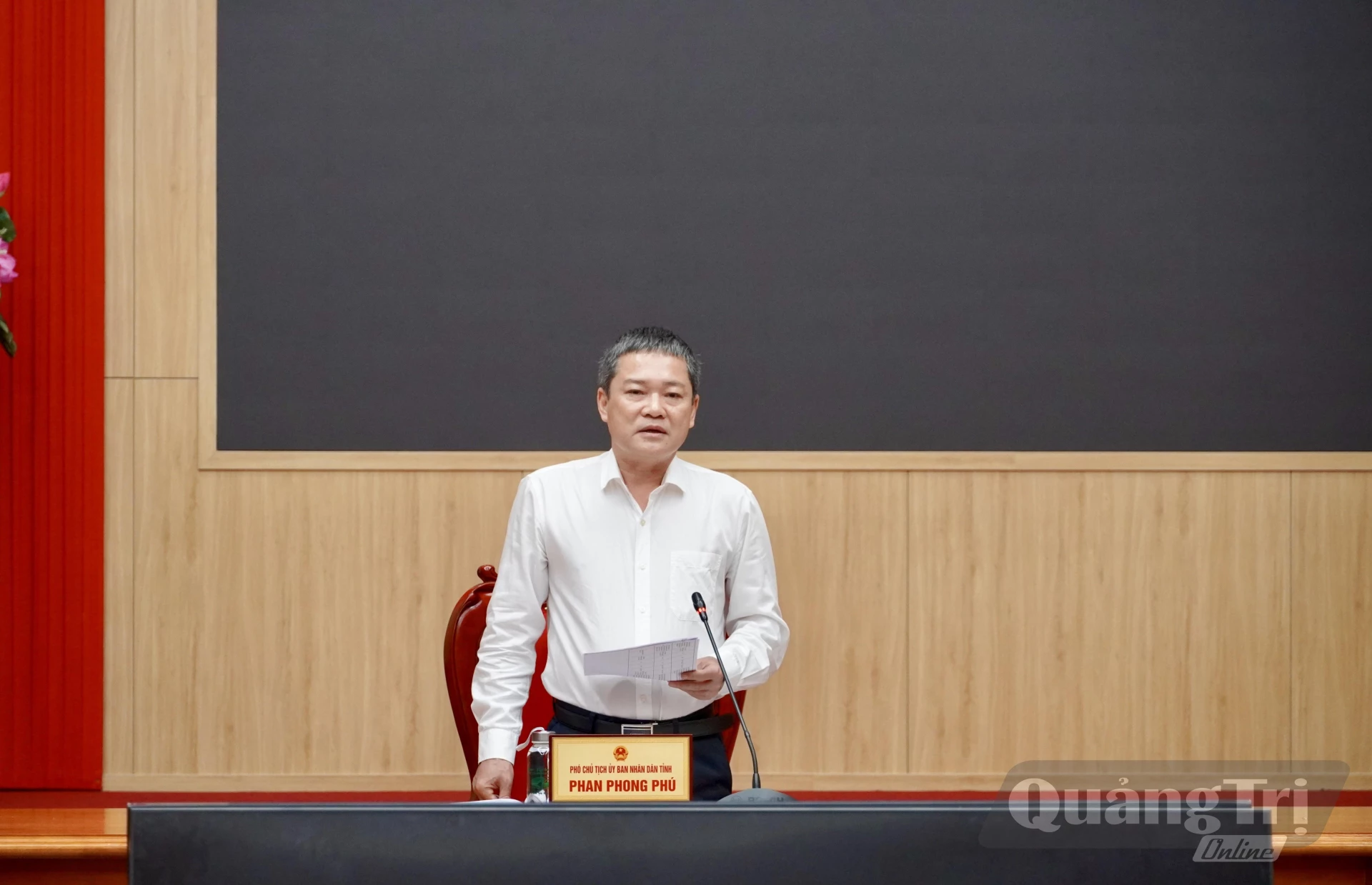 Đồng chí Phan Phong Phú, Phó Chủ tịch UBND tỉnh phát biểu kết luận buổi làm việc - Ảnh: H.N