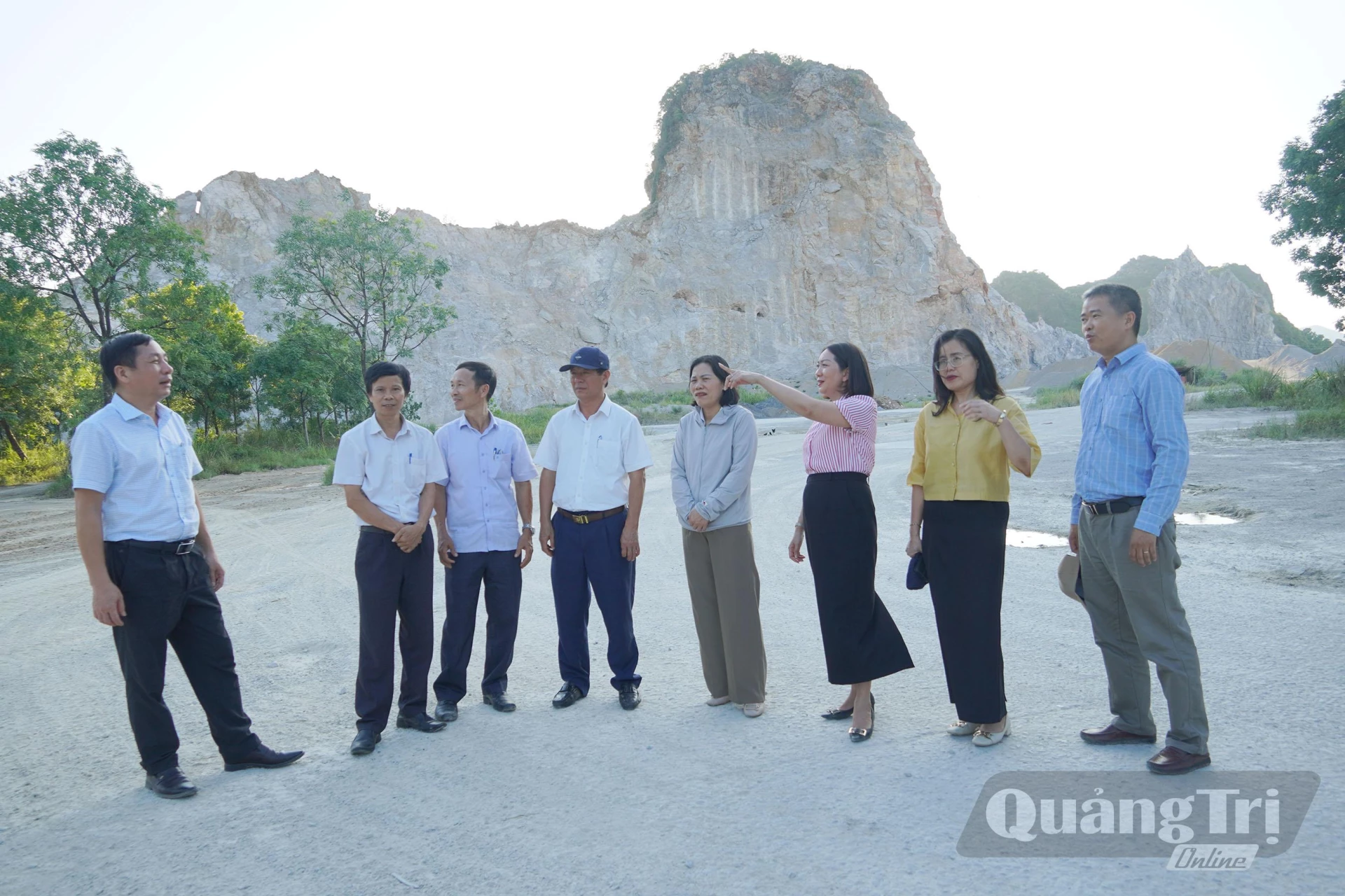 Đoàn giám sát của Ủy ban MTTQVN tỉnh giám sát hoạt động khai thác khoáng sản tại xã Lệ Ninh - Ảnh: X.V