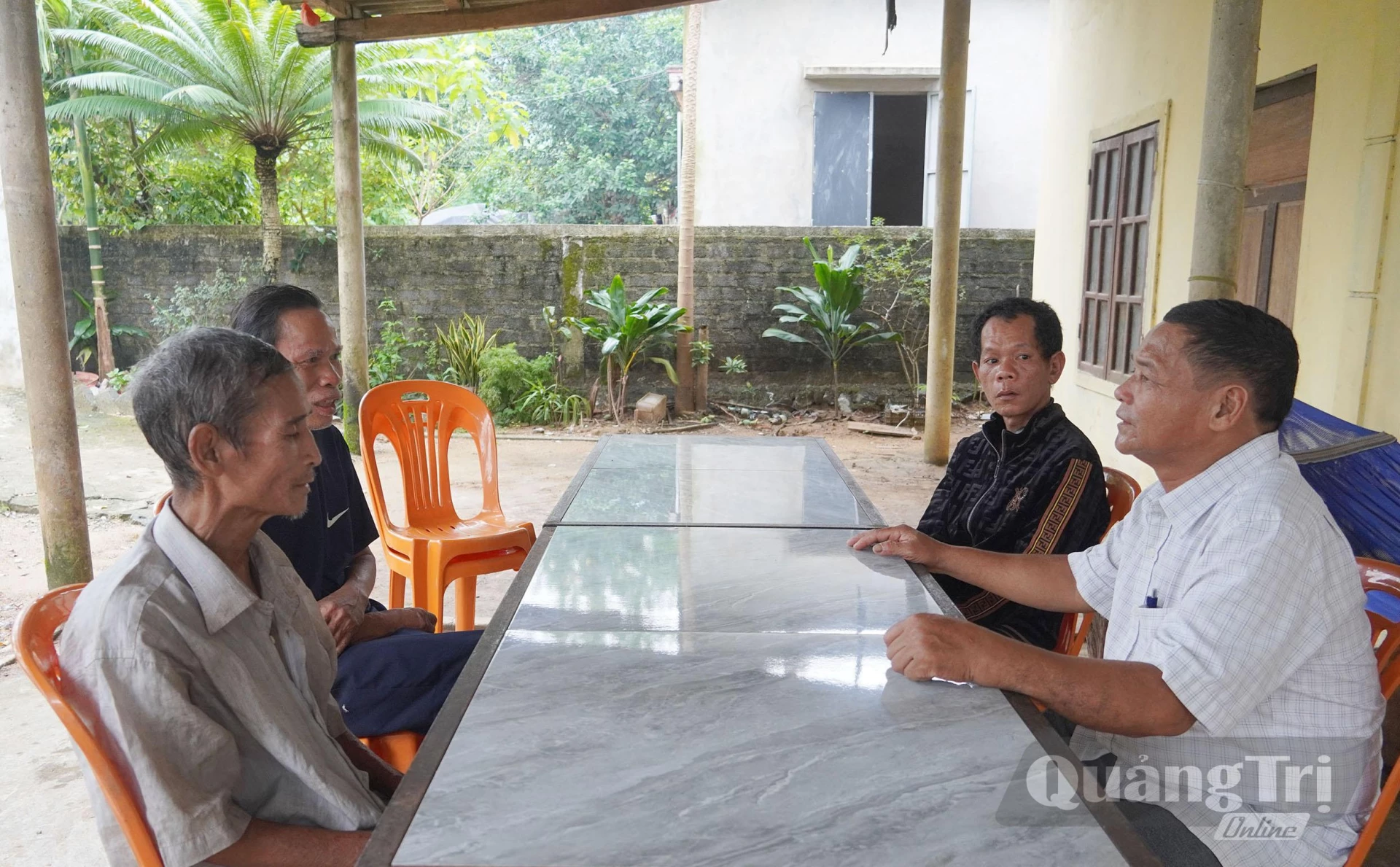Ông Hồ Văn Phần (đầu tiên từ phải sang) tuyên truyền, vận động bà con bản Khe Ngát phát triển kinh tế - Ảnh: X.V