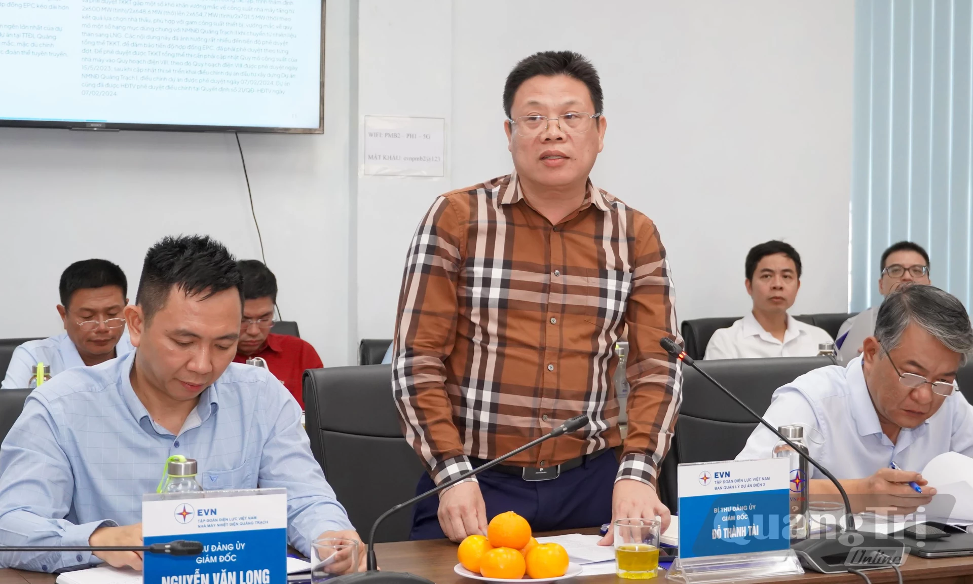 Đại diện lãnh đạo Ban Quản lý dự án Điện 2-Tập đoàn Điện lực Việt Nam báo cáo tại buổi làm việc- Ảnh: N.H