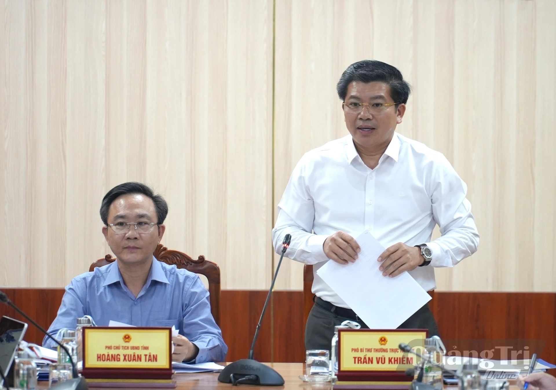 Đồng chí Trần Vũ Khiêm, Phó Bí thư Thường trực Tỉnh ủy, Trưởng Đoàn ĐBQH tỉnh yêu cầu chủ đầu tư lựa chọn nhà thầu đủ năng lực để thực hiện các dự án : Ảnh: T.Đ