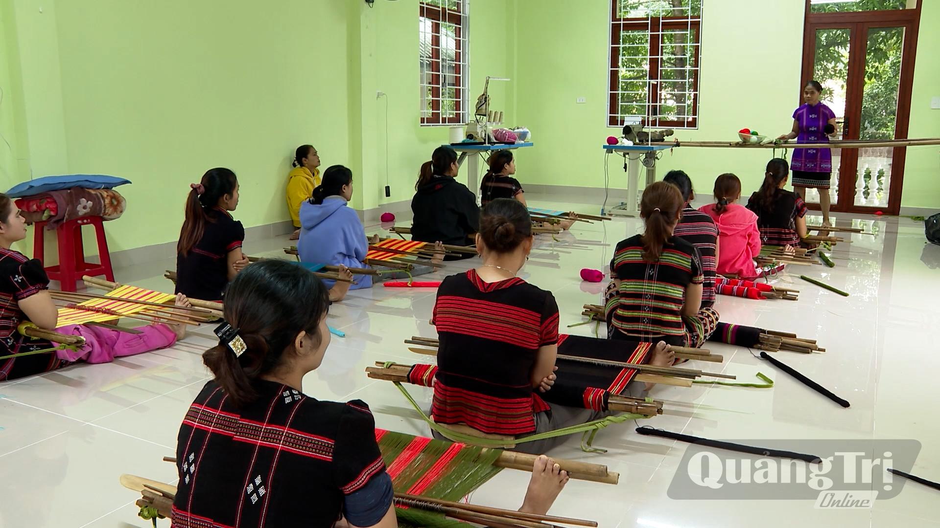 Dạy nghề dệt thổ cẩm cho phụ nữ xã La Lay-Ảnh H.Đ