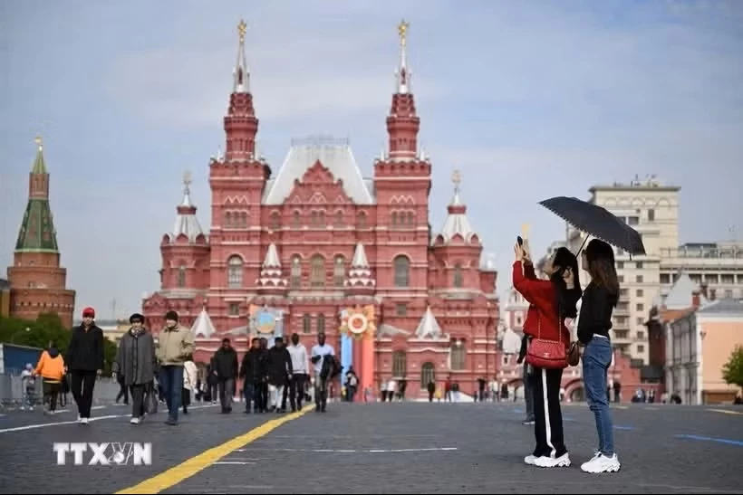 Khách du lịch tham quan Quảng trường Đỏ tại thủ đô Moskva, Nga. (Ảnh: AFP/TTXVN)