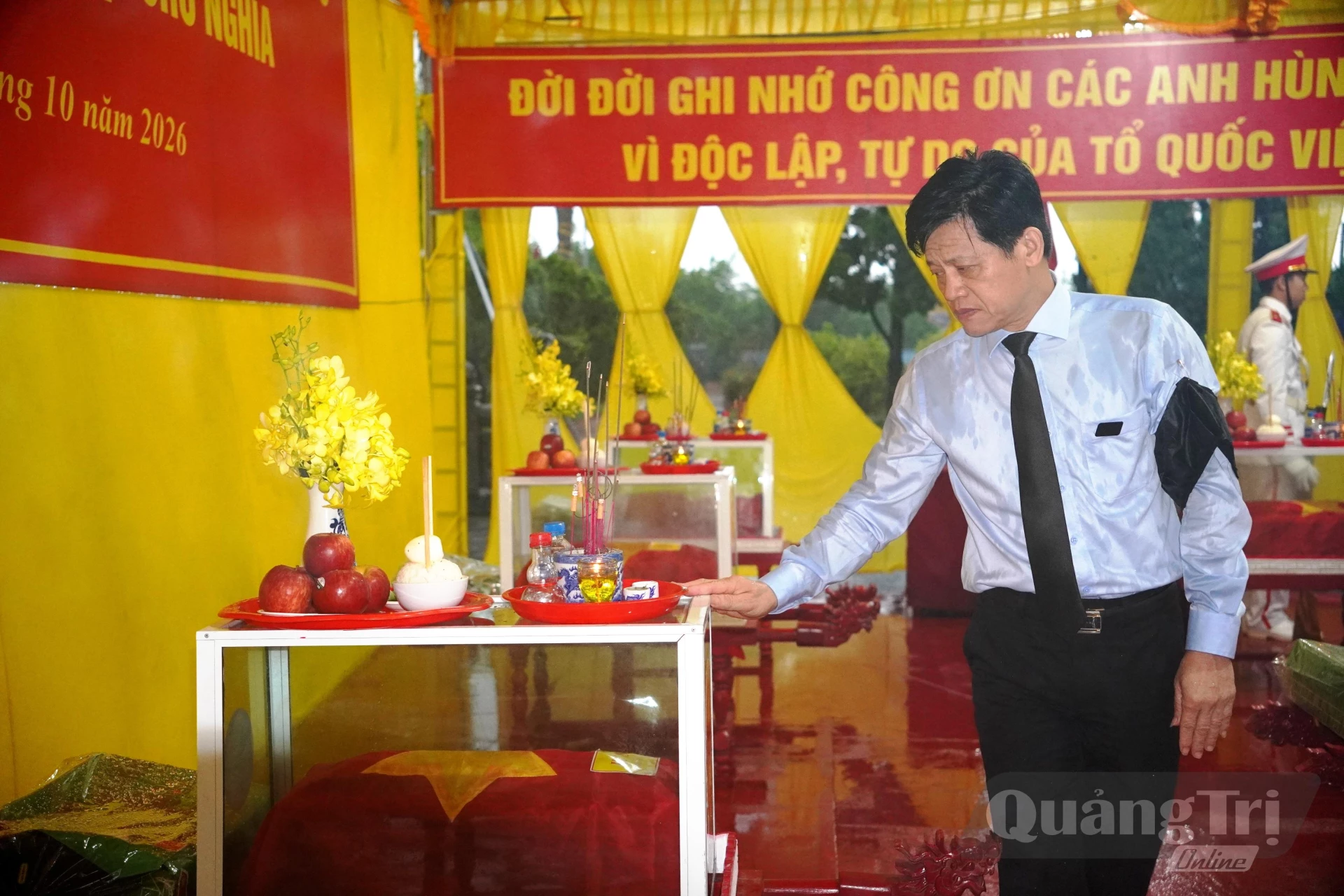 Đồng chí Lê Văn Bảo, Phó Chủ tịch UBND tỉnh tưởng niệm tri ân các anh hùng liệt sĩ - Ảnh: Đ.V