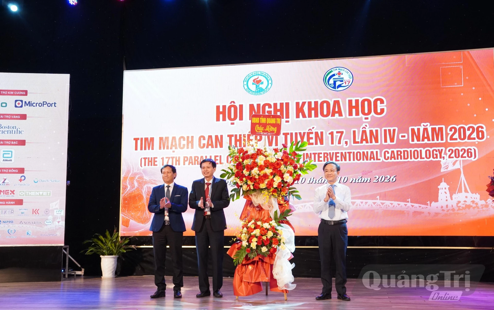 Đồng chí Hoàng Xuân Tân, Phó Chủ tịch UBND tỉnh tặng hoa chúc mừng hội nghị - Ảnh: Đ.V
