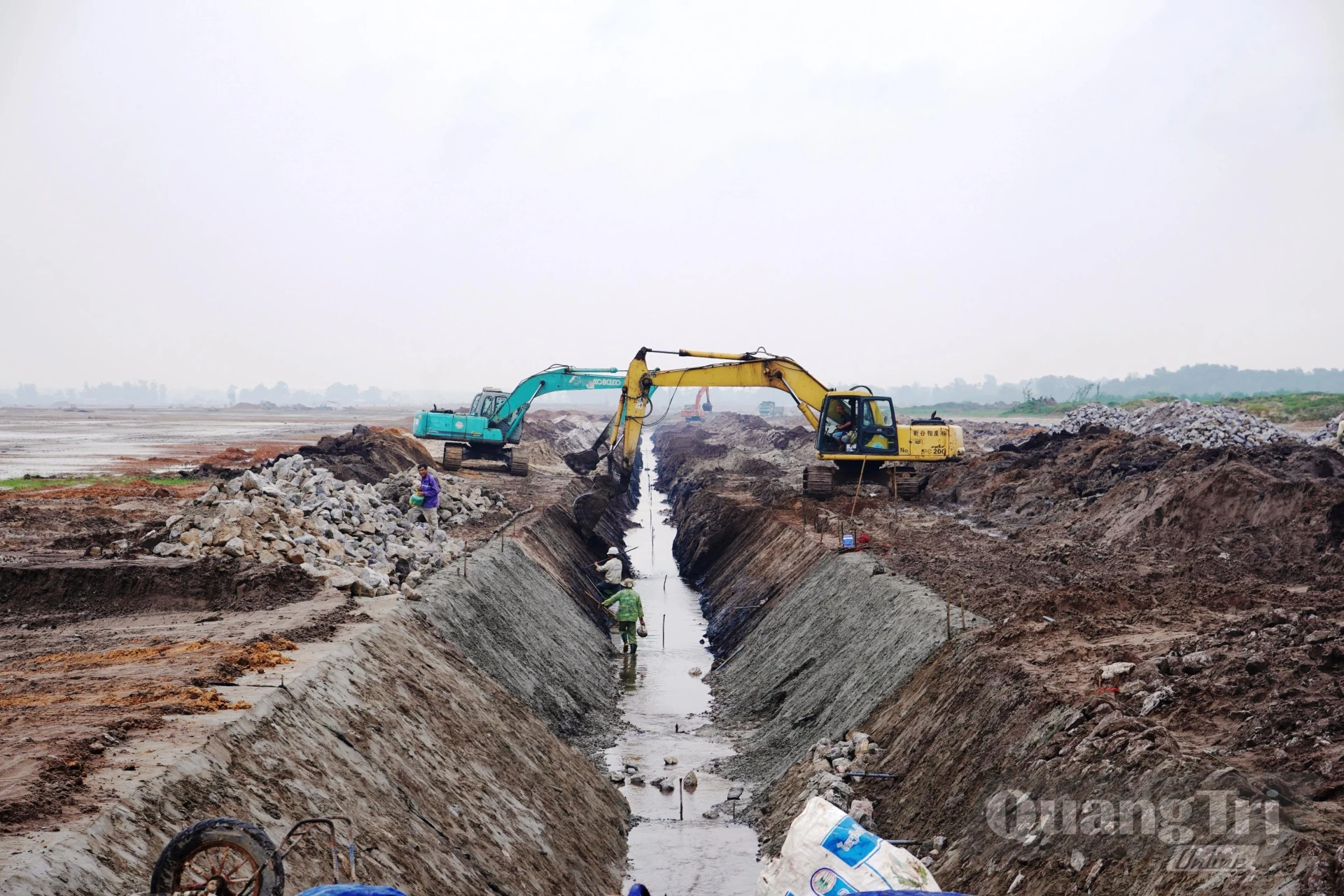 Nhân lực, máy móc được huy động tích cực thi công các hạng mục tại Cảng hàng không Quảng Trị - Ảnh: Đ.V