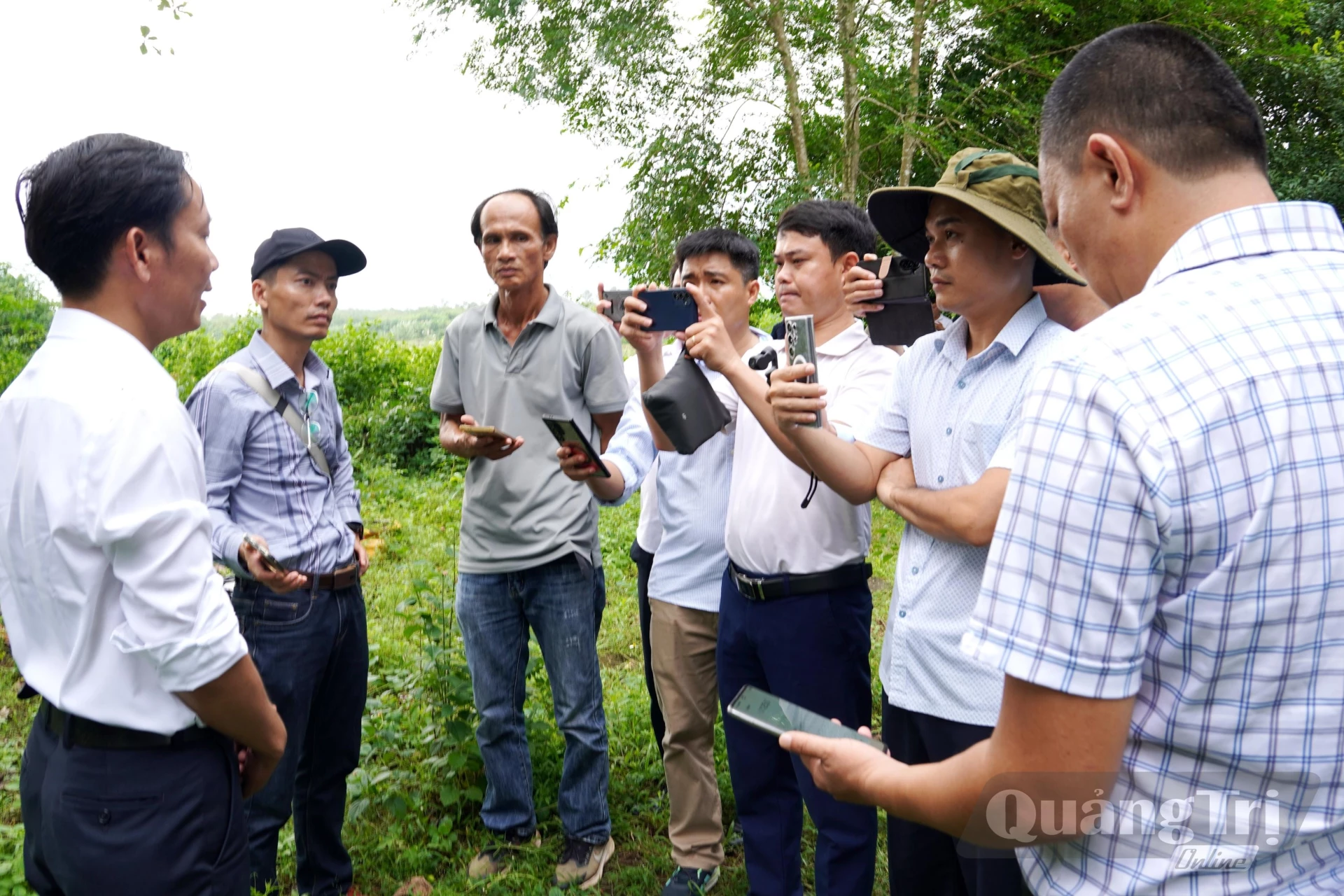 Đại diện Phòng Kinh tế xã Cồn Tiên cung cấp thông tin cho đoàn - Ảnh: Đ.V