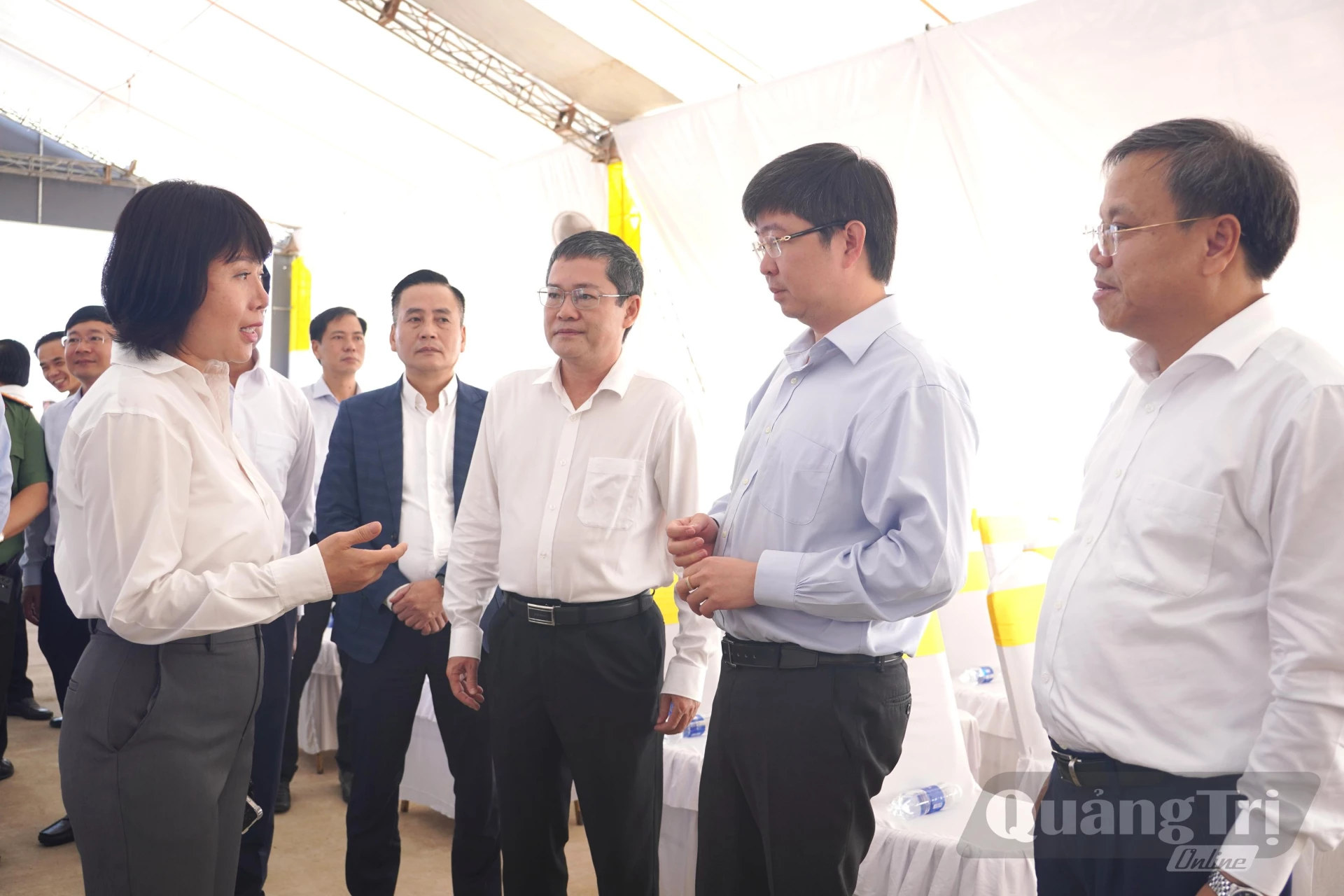 Đồng chí Bùi Hoàng Phương, Chủ tịch UBND tỉnh kiểm tra các điều kiện tổ chức chuyến bay kỹ thuật tại Cảng hàng không Quảng Trị - Ảnh: Đ.V
