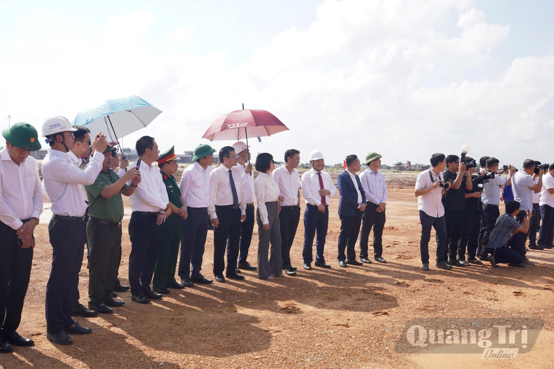 Các đại biểu chứng kiến hoạt động bay thử nghiệm, kiểm tra, đánh giá tĩnh không - Ảnh: Đ.V