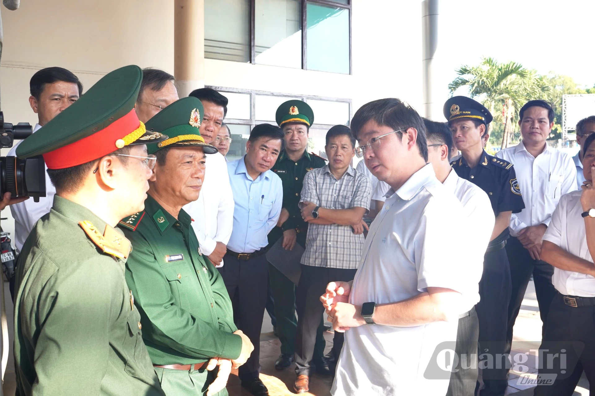 Đồng chí Bùi Hoàng Phương, Chủ tịch UBND tỉnh và đoàn công tác đi thực địa tại khu vực Khu KT – TM đặc biệt Lao Bảo - Ảnh: Đ.V