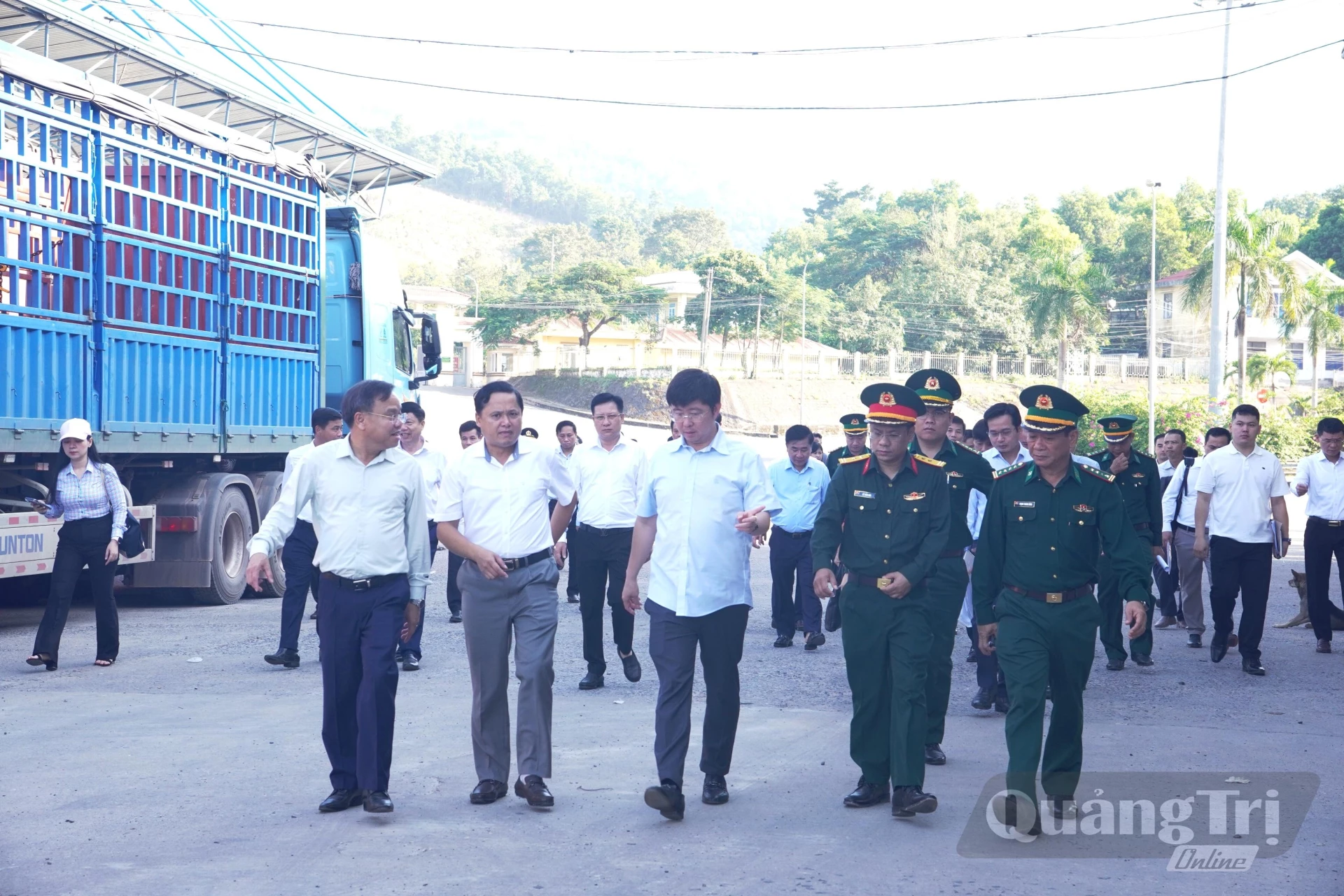 Đồng chí Bùi Hoàng Phương, Chủ tịch UBND tỉnh và đoàn công tác đi thực địa tại khu vực Khu KT – TM đặc biệt Lao Bảo - Ảnh: Đ.V