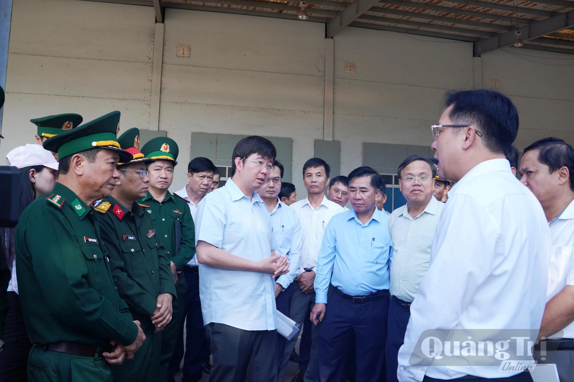 Đồng chí Bùi Hoàng Phương, Chủ tịch UBND tỉnh và đoàn công tác đi thực địa tại khu vực Khu KT – TM đặc biệt Lao Bảo - Ảnh: Đ.V