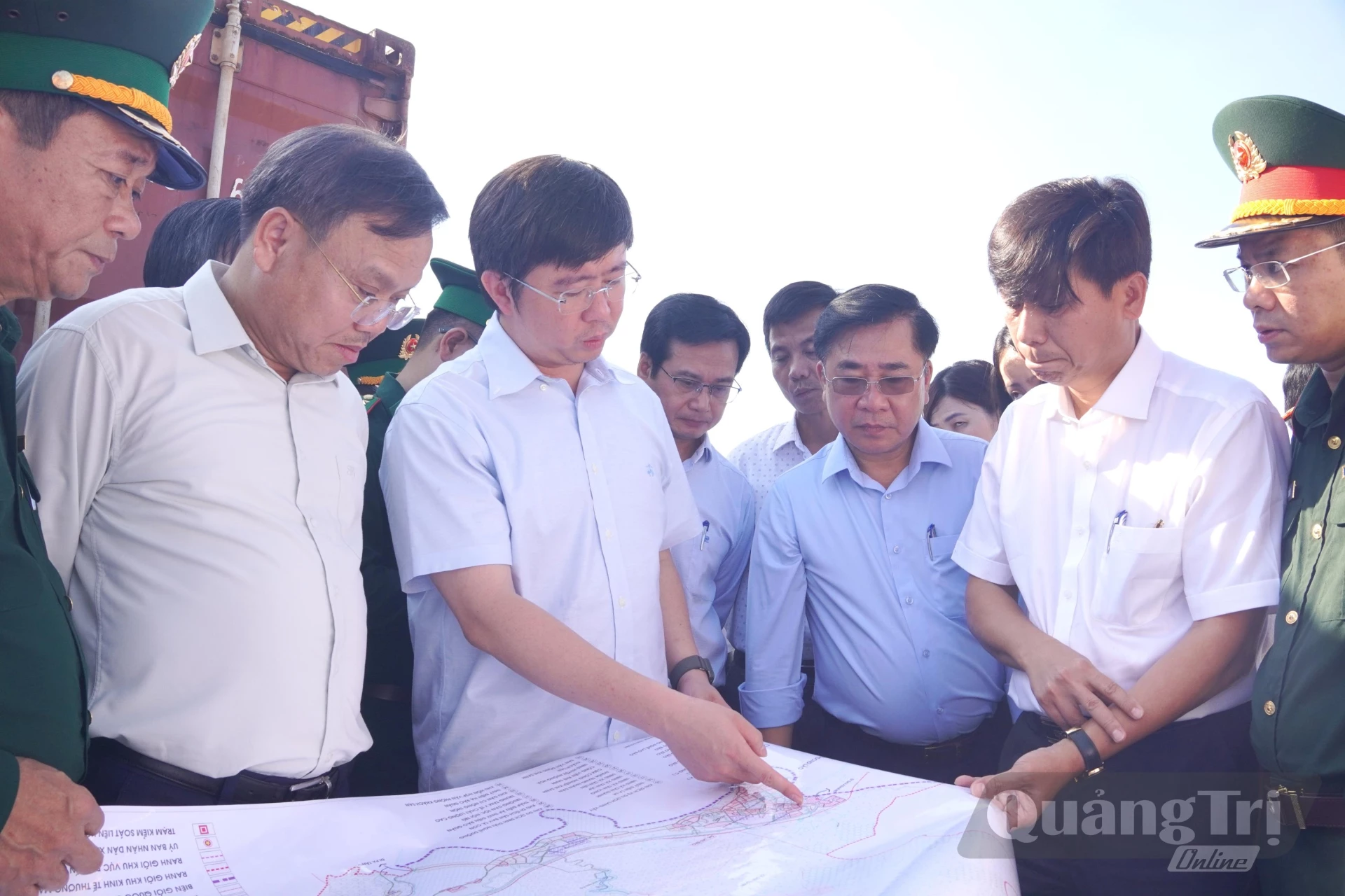 Đồng chí Bùi Hoàng Phương, Chủ tịch UBND tỉnh và đoàn công tác đi thực địa tại khu vực Khu KT – TM đặc biệt Lao Bảo - Ảnh: Đ.V