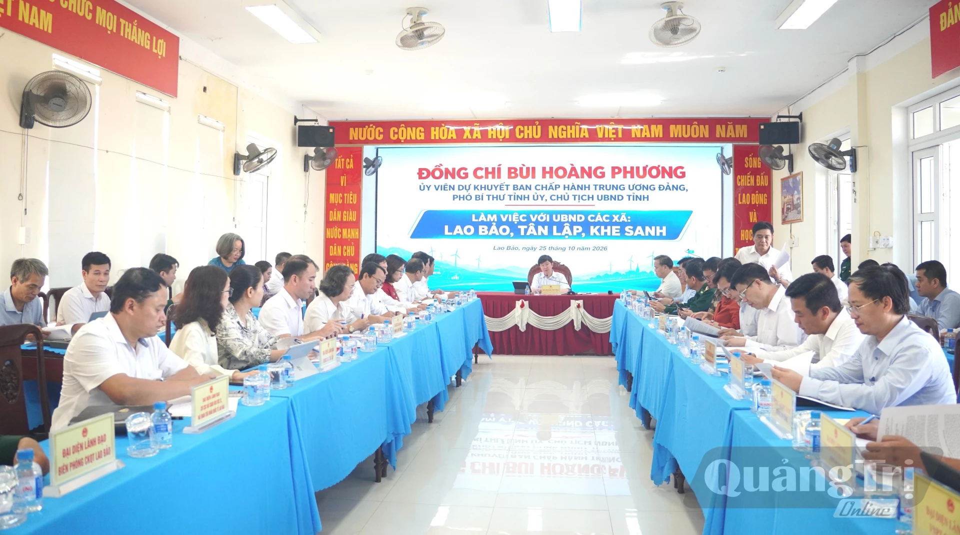 Đồng chí Bùi Hoàng Phương, Chủ tịch UBND tỉnh chủ trì làm việc với các xã Lao Bảo, Khe Sanh và Tân Lập - Ảnh: Đ.V