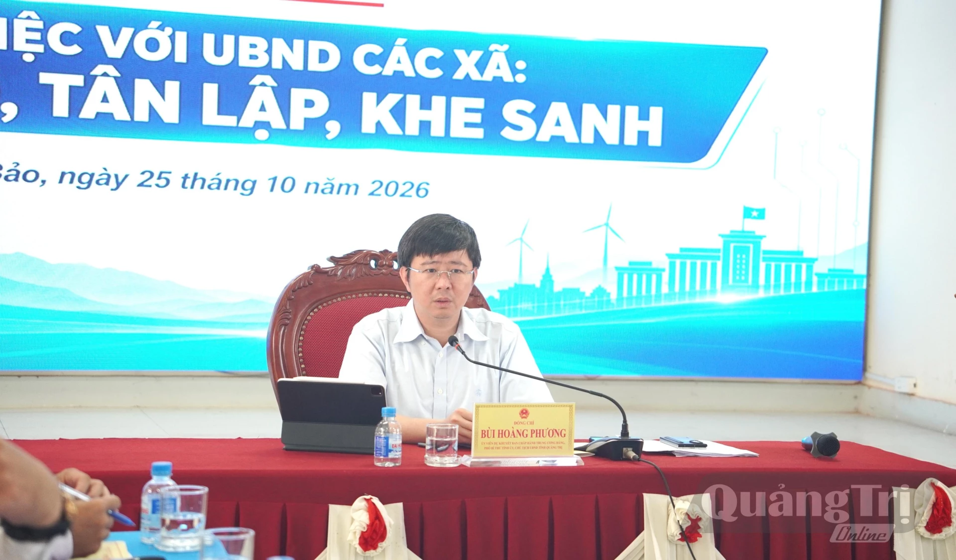 Đồng chí Bùi Hoàng Phương, Chủ tịch UBND tỉnh chủ trì làm việc với các xã Lao Bảo, Khe Sanh và Tân Lập - Ảnh: Đ.V