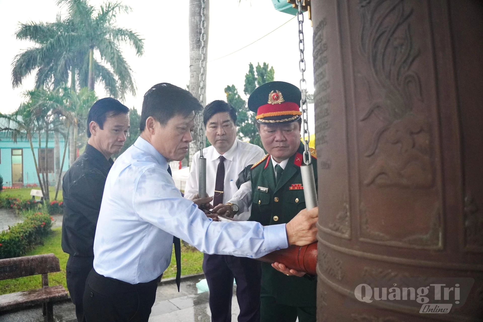 Đồng chí Lê Văn Bảo, Phó Chủ tịch UBND tỉnh và các đại biểu thỉnh 9 tiếng chuông tại Nghĩa trang liệt sĩ phường Quảng Trị - Ảnh: Đ.V