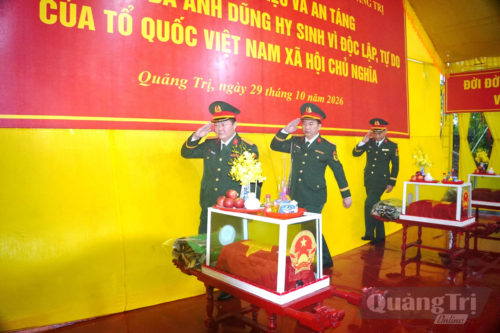 Đại biểu Bộ Chỉ huy Quân sự tỉnh tưởng niệm tri ân các anh hùng liệt sĩ - Ảnh: Đ.V