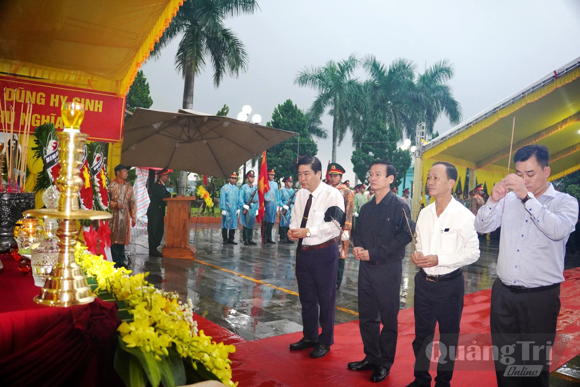 Đại diện lãnh đạo phường Quảng Trị dâng hương tri ân các anh hùng liệt sĩ - Ảnh: Đ.V