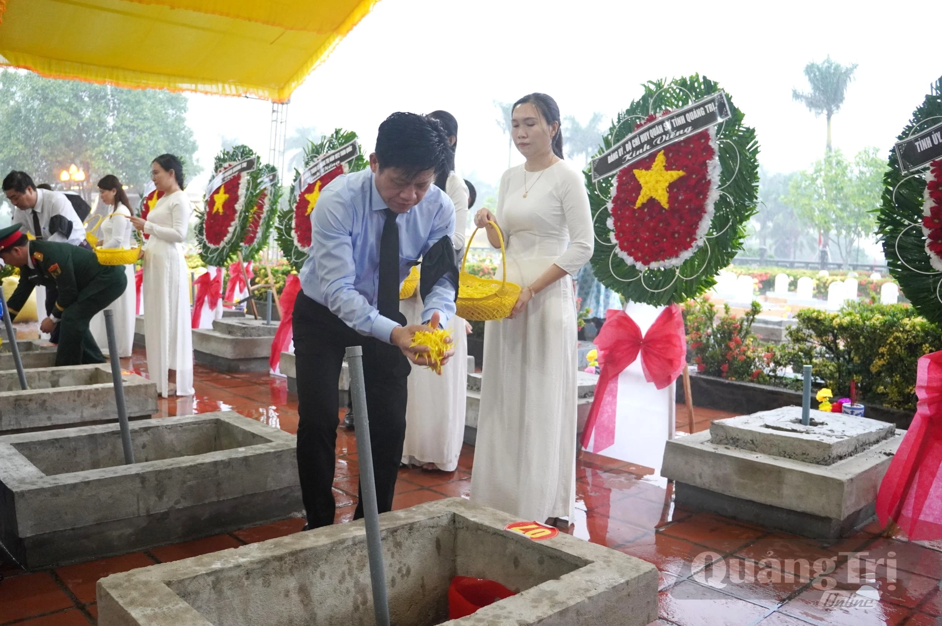 Đồng chí Lê Văn Bảo, Phó Chủ tịch UBND tỉnh thực hiện nghi thức thả hoa lên phần mộ liệt sĩ - Ảnh: Đ.V