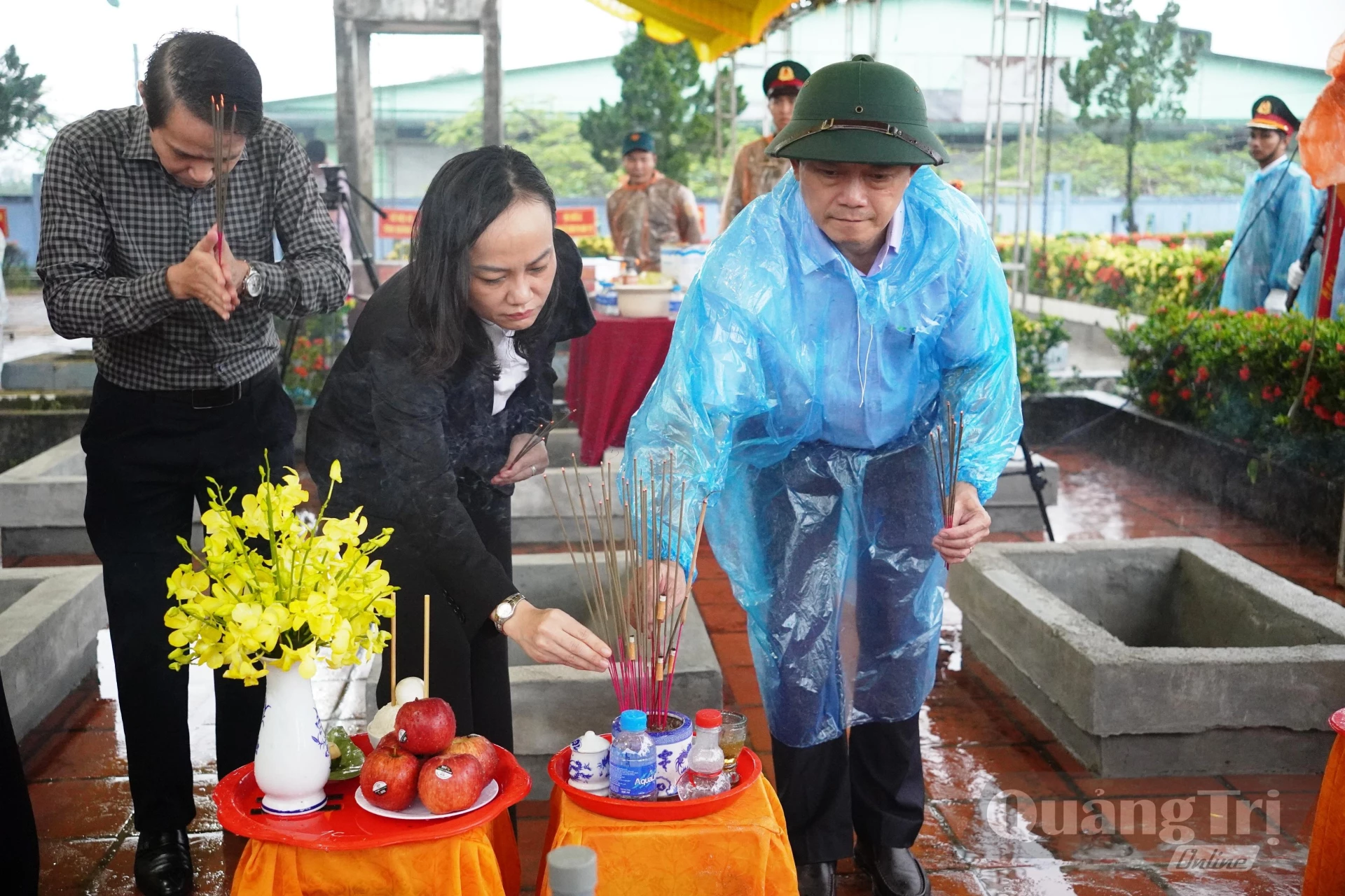Đại diện lãnh đạo sở, ngành thắp hương lên phần mộ liệt sĩ - Ảnh: Đ.V