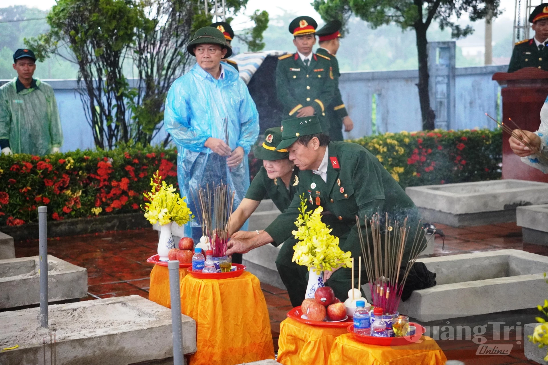 Cựu chiến binh thắp hương lên phần mộ liệt sĩ - Ảnh: Đ.V
