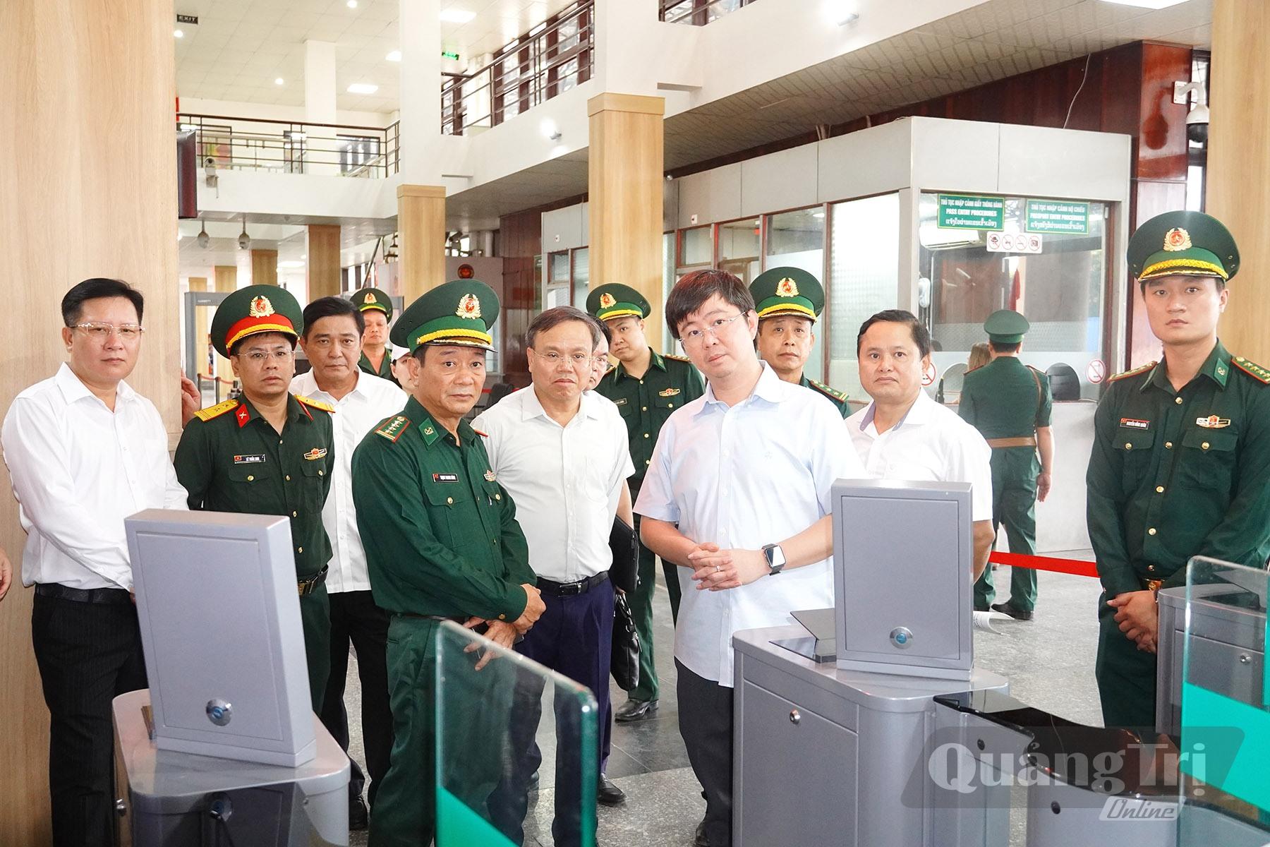 Đồng chí Bùi Hoàng Phương, Chủ tịch UBND tỉnh và đoàn công tác đi thực địa tại khu vực Khu KT – TM đặc biệt Lao Bảo - Ảnh: Đ.V