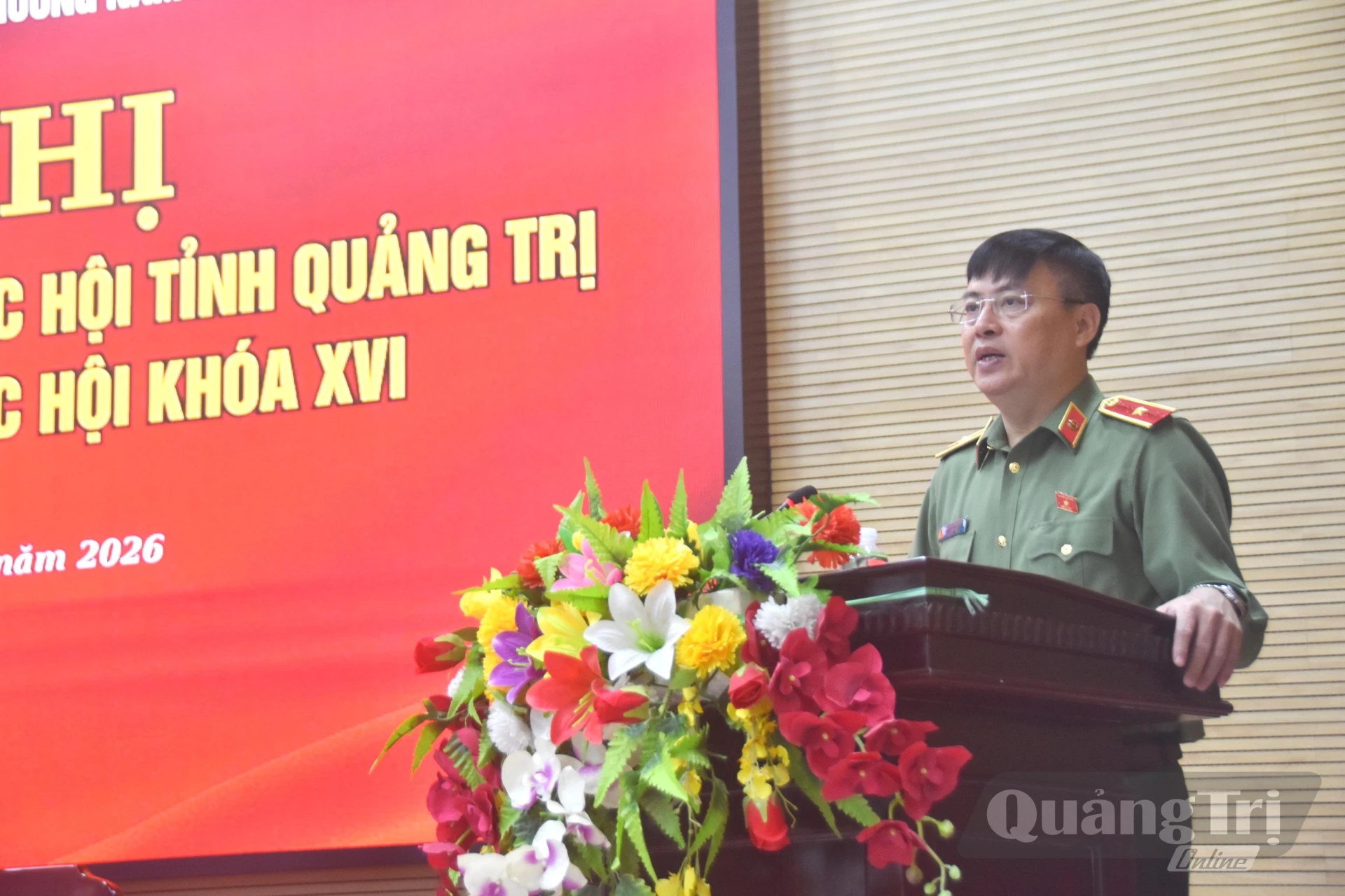 Đồng chí Thiếu tướng Nguyễn Thanh Liêm, Giám đốc Công an tỉnh trao đổi một số nội dung cử tri quan tâm - Ảnh: Đ.V