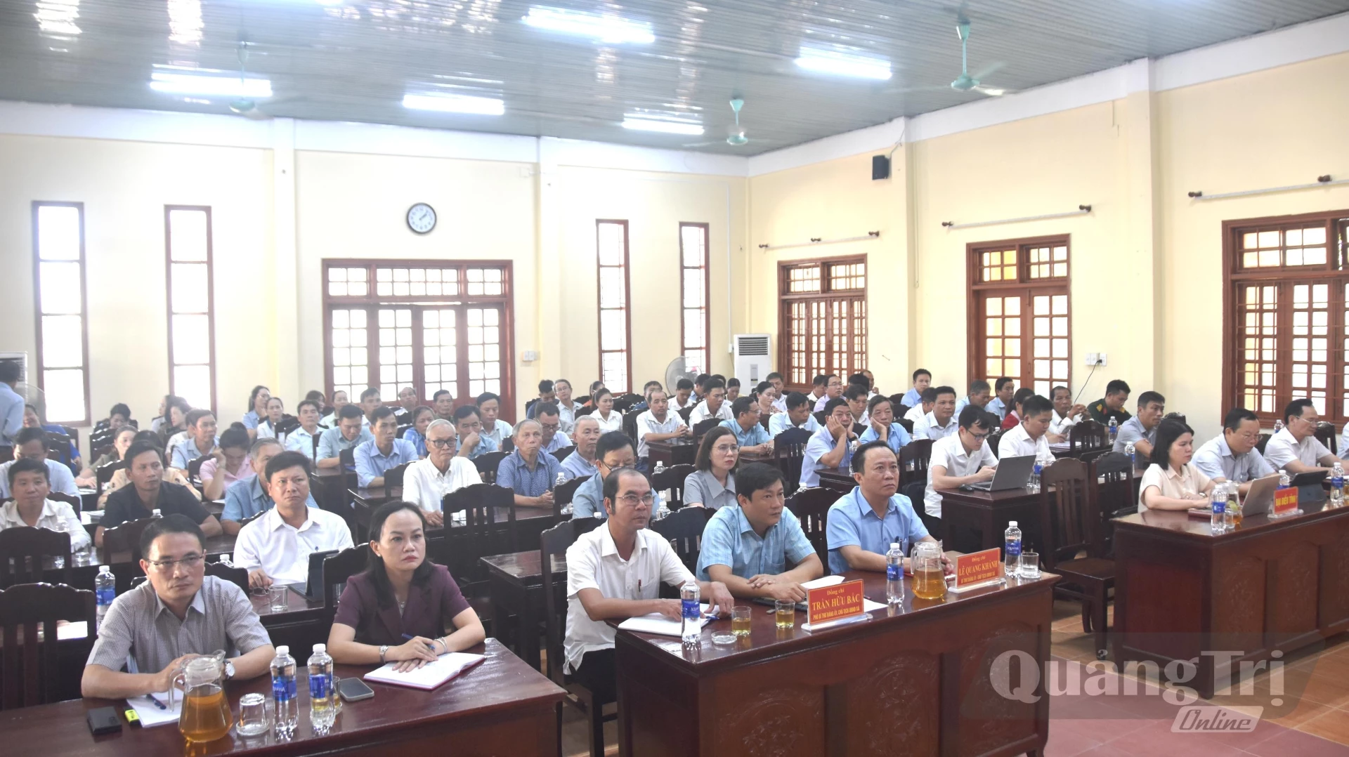 Các đại biểu và cử tri xã Nam Hải Lăng tham dự tiếp xúc cử tri - Ảnh: Đ.V