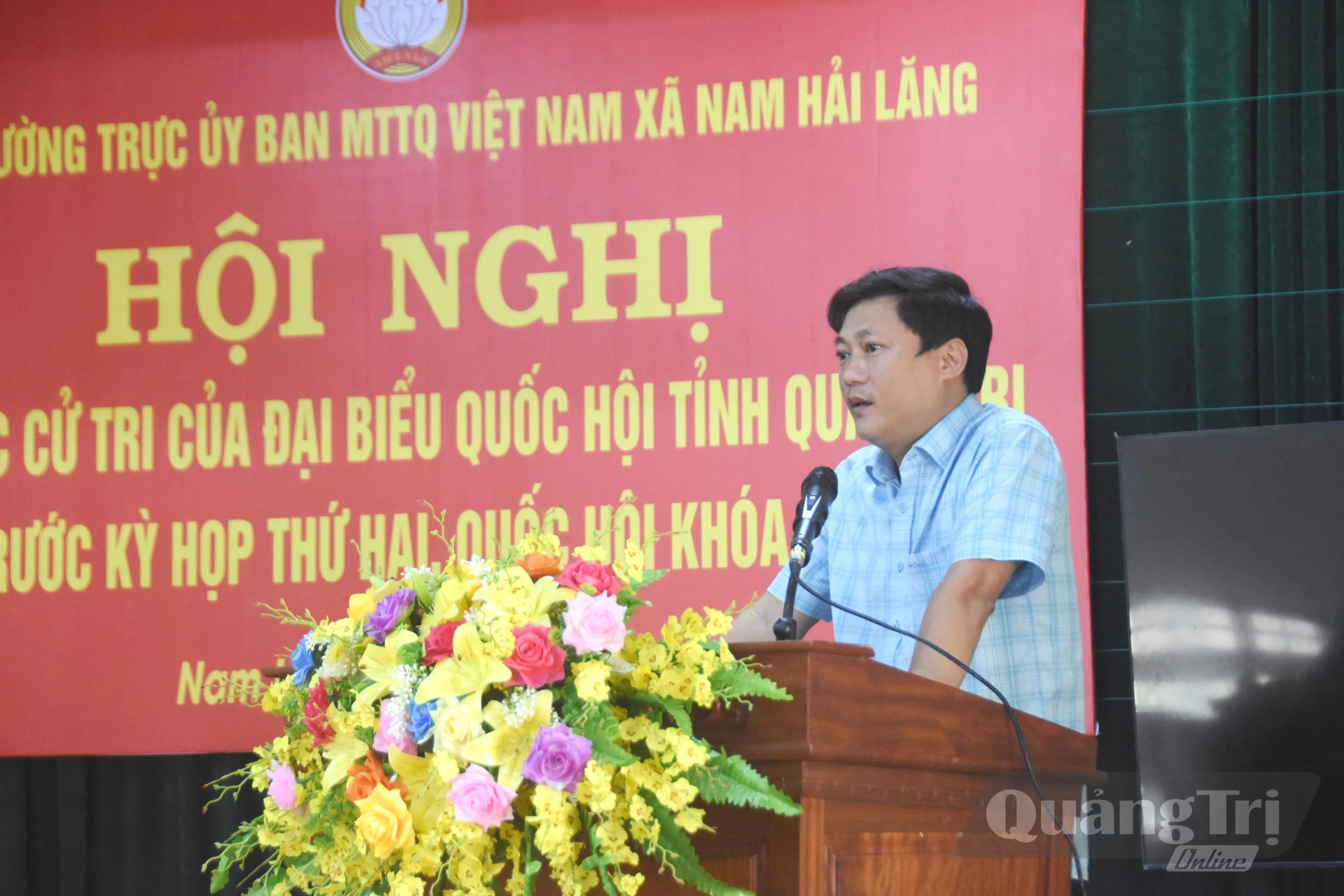 Đại diện lãnh đạo UBND xã Nam Hải Lăng trao đổi làm rõ kiến nghị của cử tri - Ảnh: Đ.V