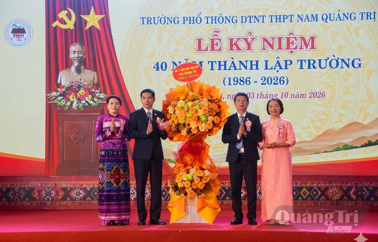 Đồng chí Ly Kiều Vân, Trưởng Ban Nội chính Tỉnh ủy trao tặng hoa chúc mừng nhà trường - Ảnh: Đ.V