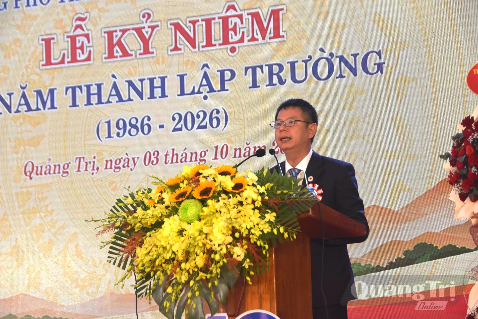 Thầy giáo Nguyễn Thế Long, hiệu trưởng Trường Phổ thông Dân tộc nội trú THPT Nam Quảng Trị đọc diễn văn kỷ niệm 40 năm thành lập trường - Ảnh: Đ.V